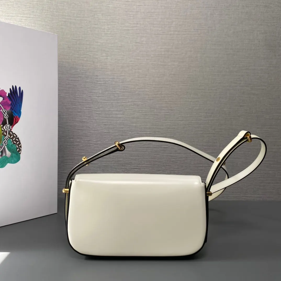 Prada 牛皮 三角标 斜挎包