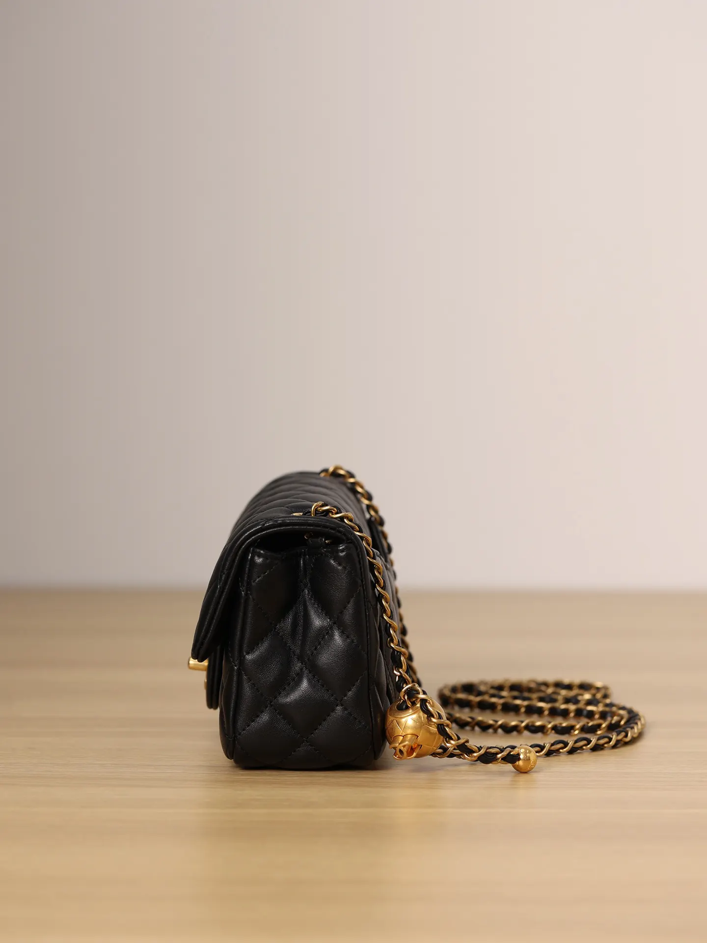 CHANEL 黑色 羊皮 斜挎包 轻便斜挎款
