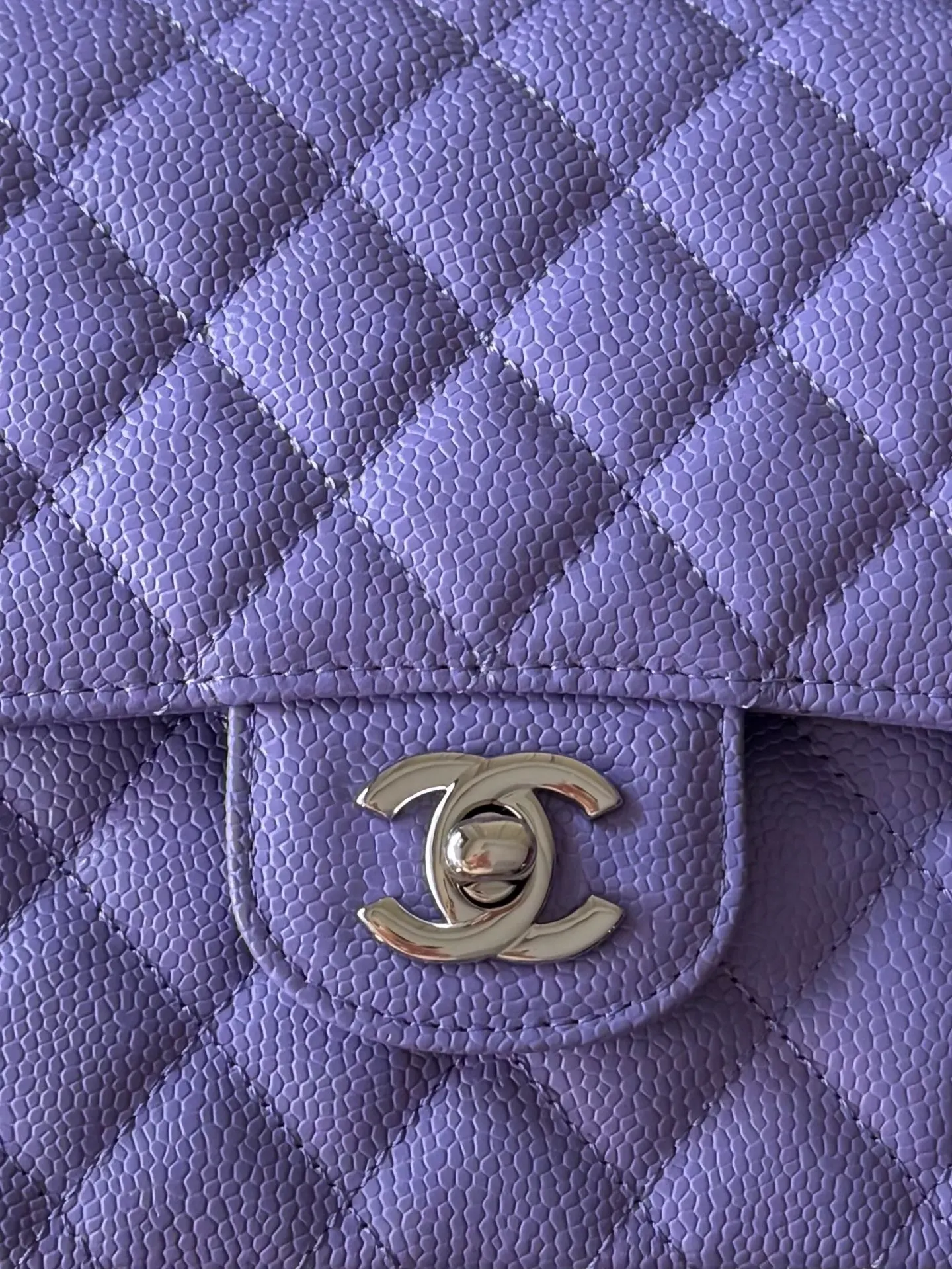 Chanel 紫色鱼子酱牛皮翻盖链条包 金扣