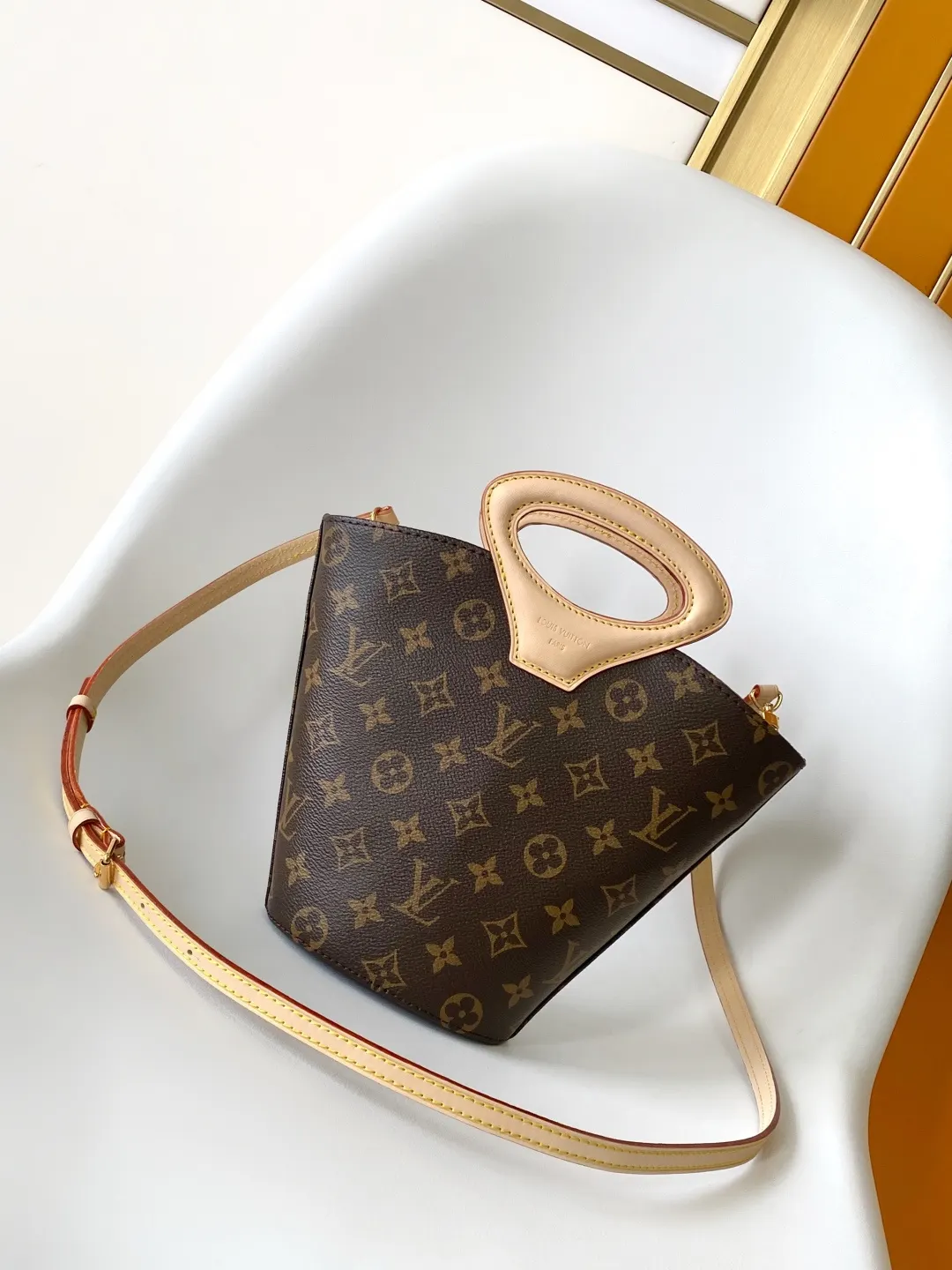 LV 牛皮 动态 Nicolas Gh 水桶包 休闲水桶款