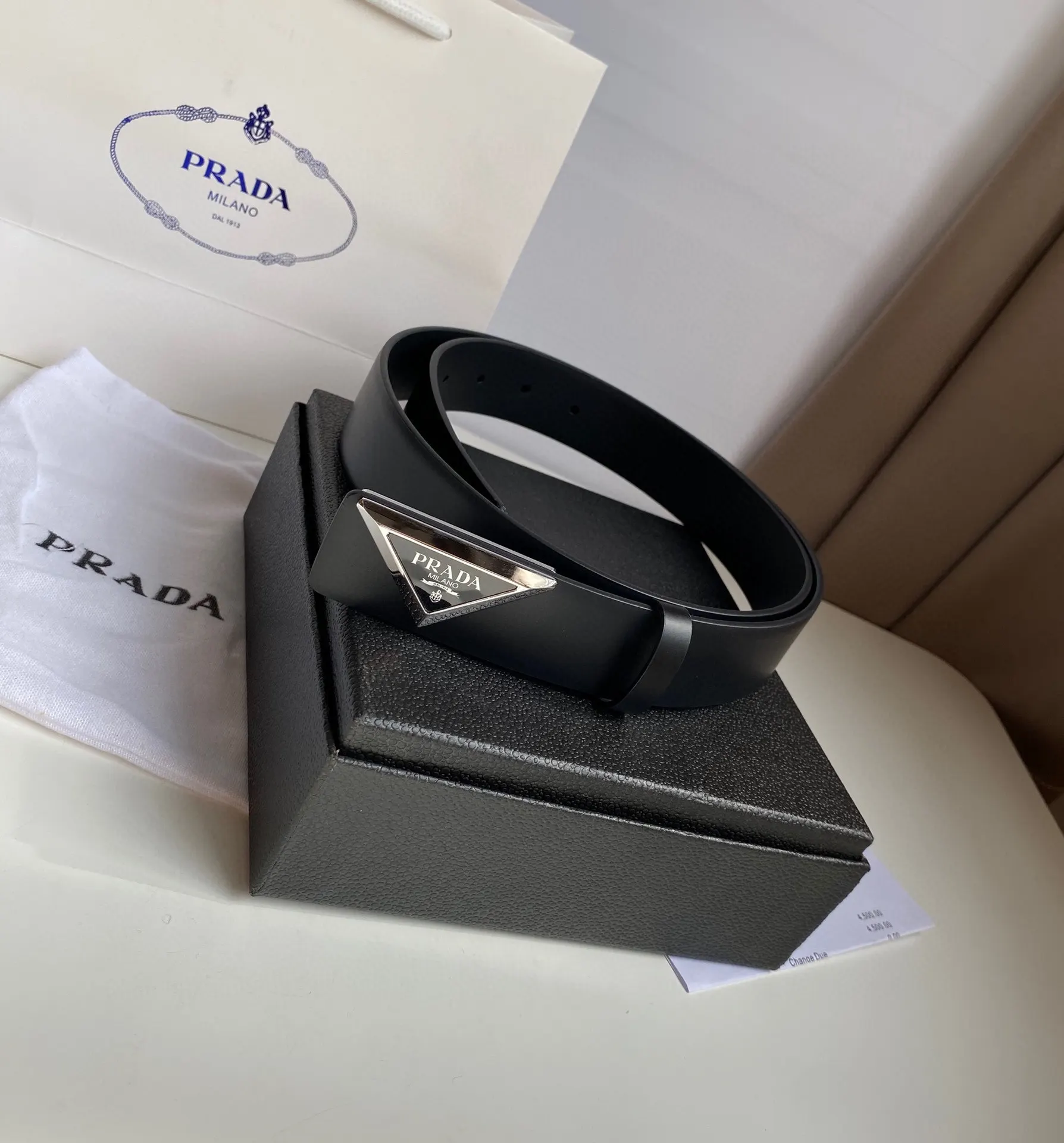 Prada 皮革 亮面 三角标 腰带 通勤搭配