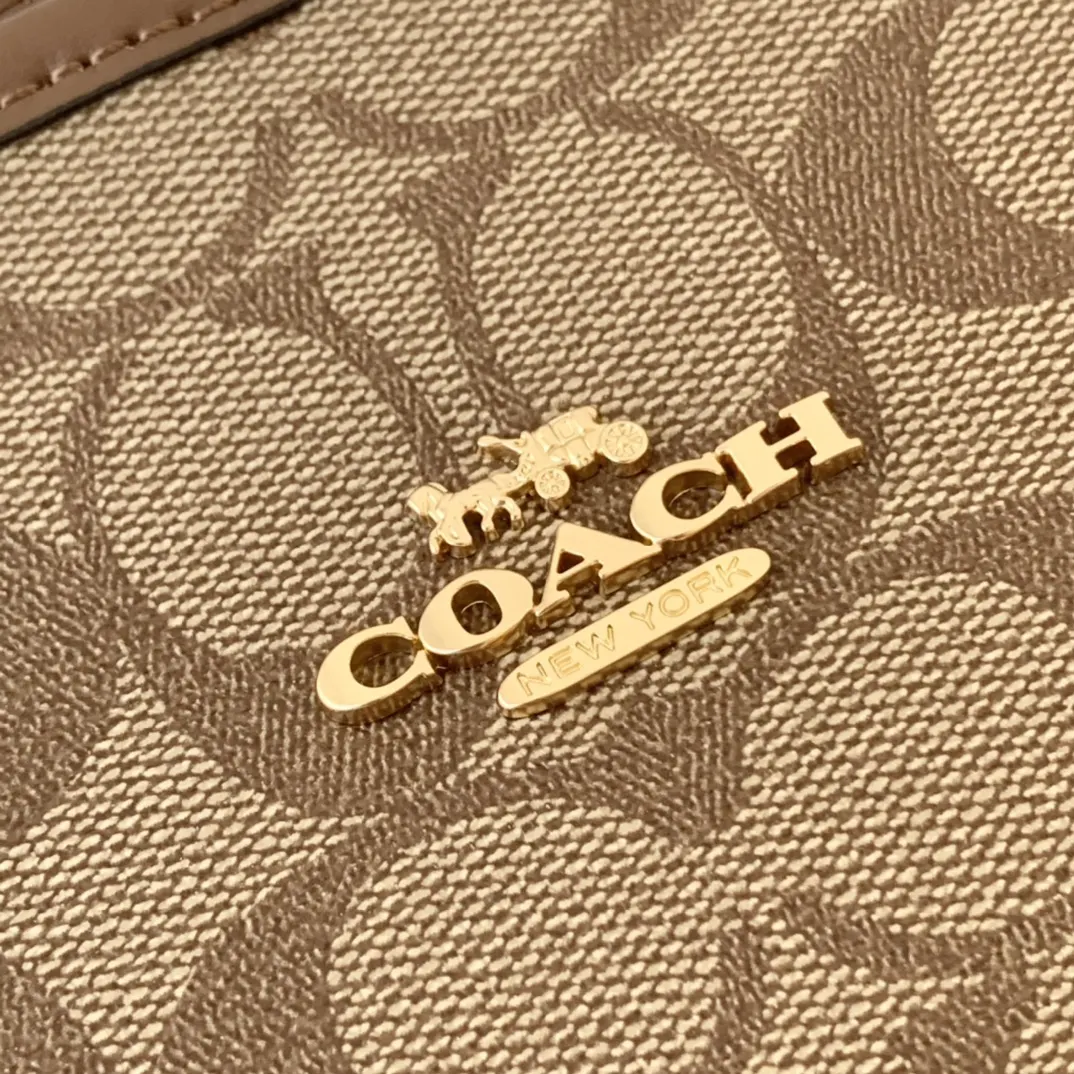 Coach 老花 帆布 新奥莱款双面托特包 的老花图案可以 大容量托特款