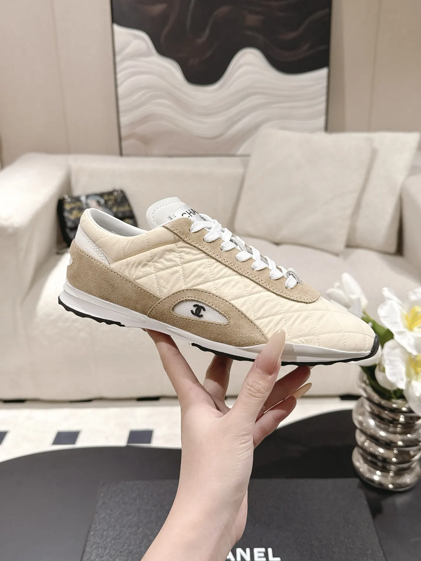 CHANEL 白黑拼色羊皮休闲鞋 复古款