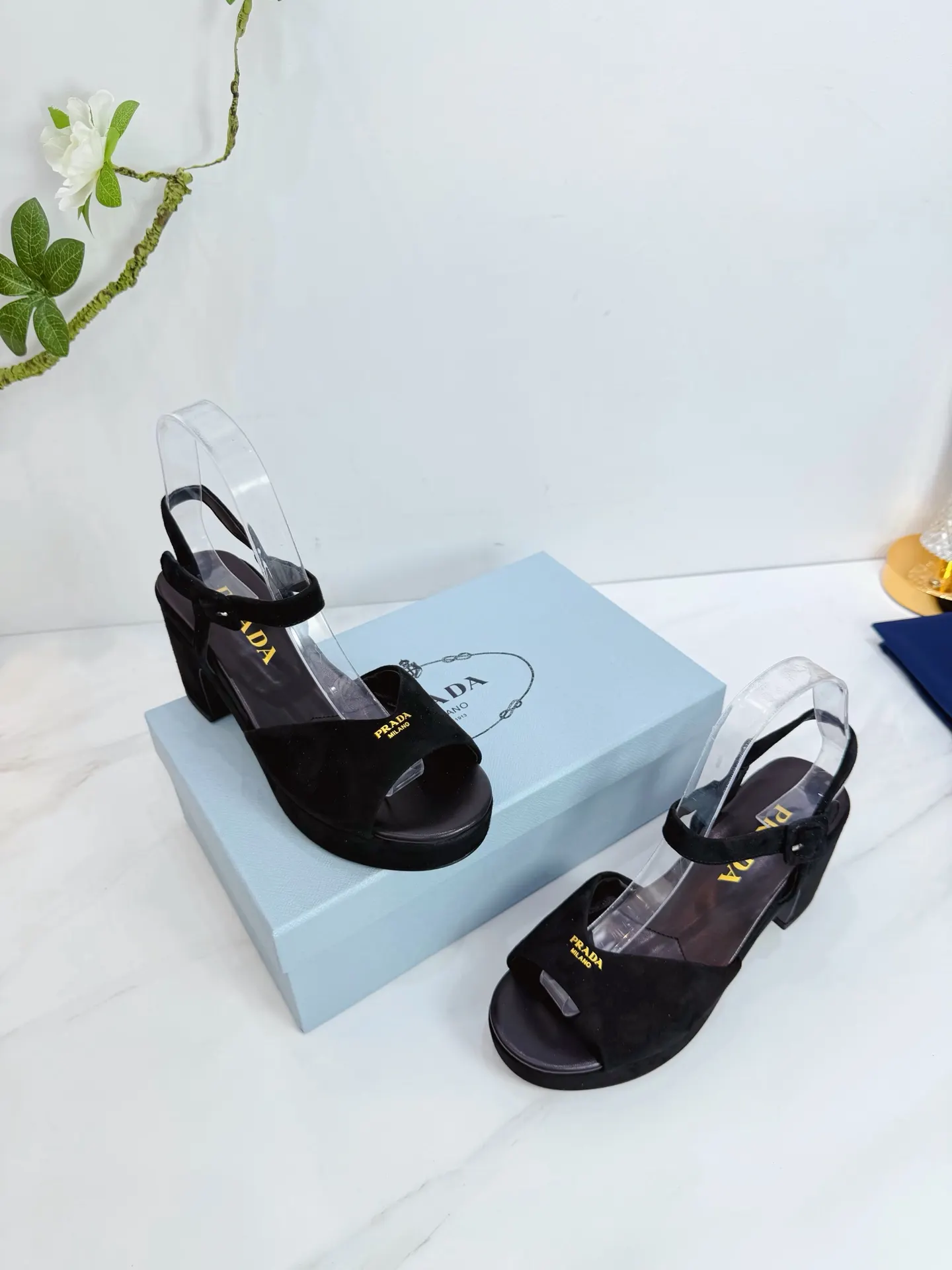 PRADA 羊皮 休闲鞋 舒适百搭款
