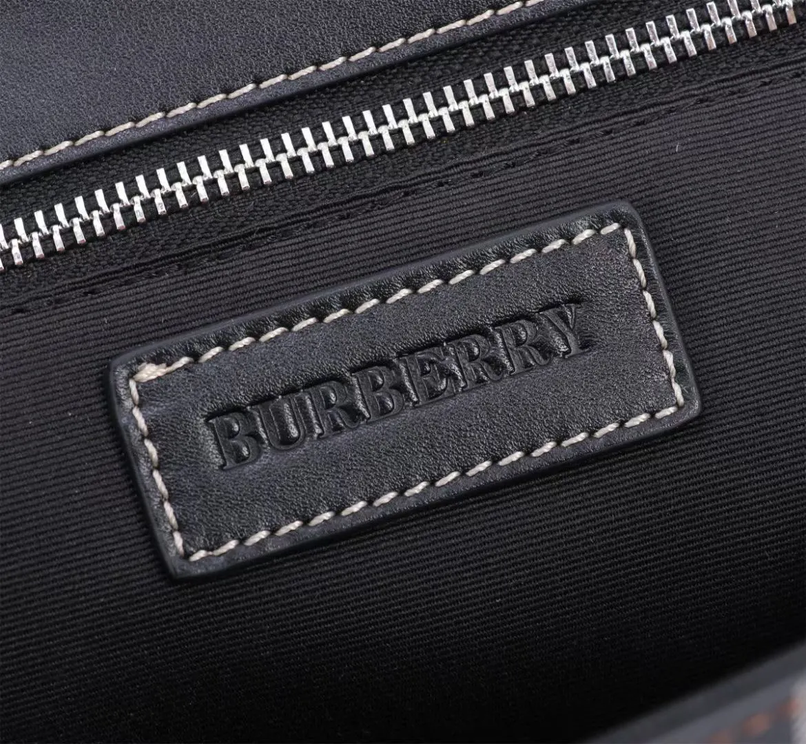 Burberry 灰色 皮革 收納包 旅行收納款(數字9) Burberry 灰色 皮革 收納包 旅行收納款(數字9)
