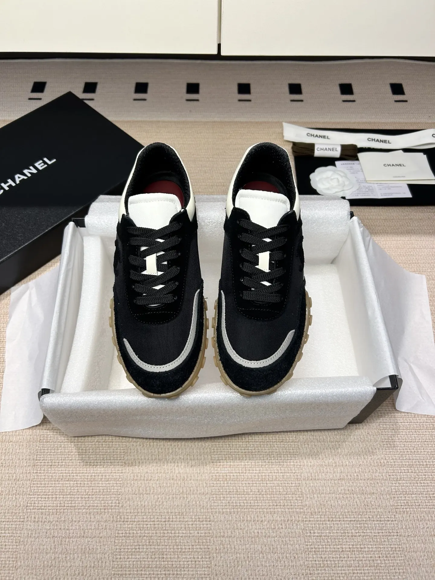 CHANEL 黑白拼色羊皮休闲鞋 红色内衬款
