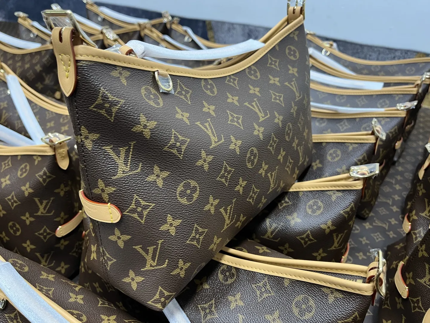 CarryAll EAST WEST 手袋 已到 水桶包 休閒水桶款