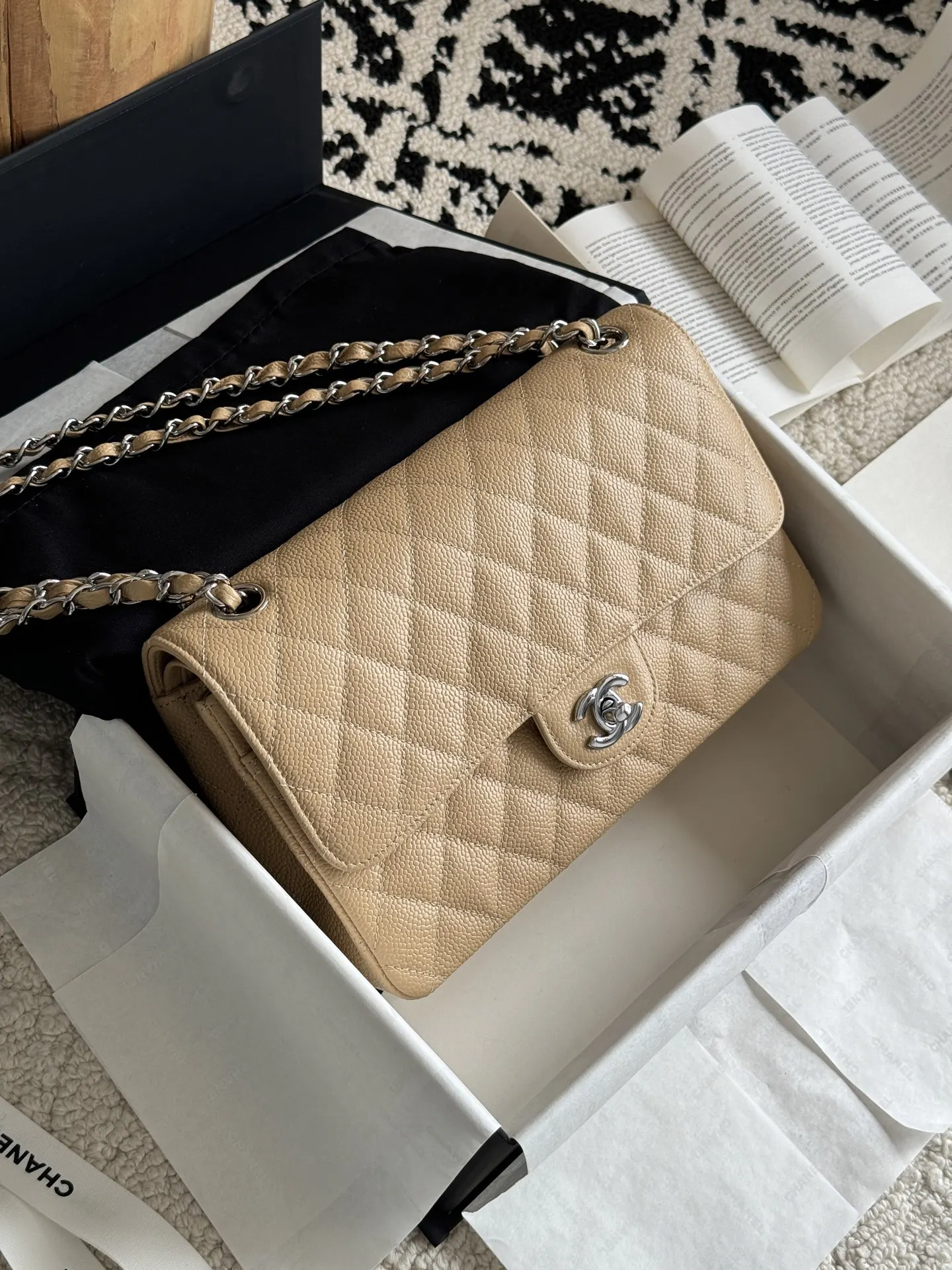 Chanel 米色荔枝纹牛皮翻盖链条包