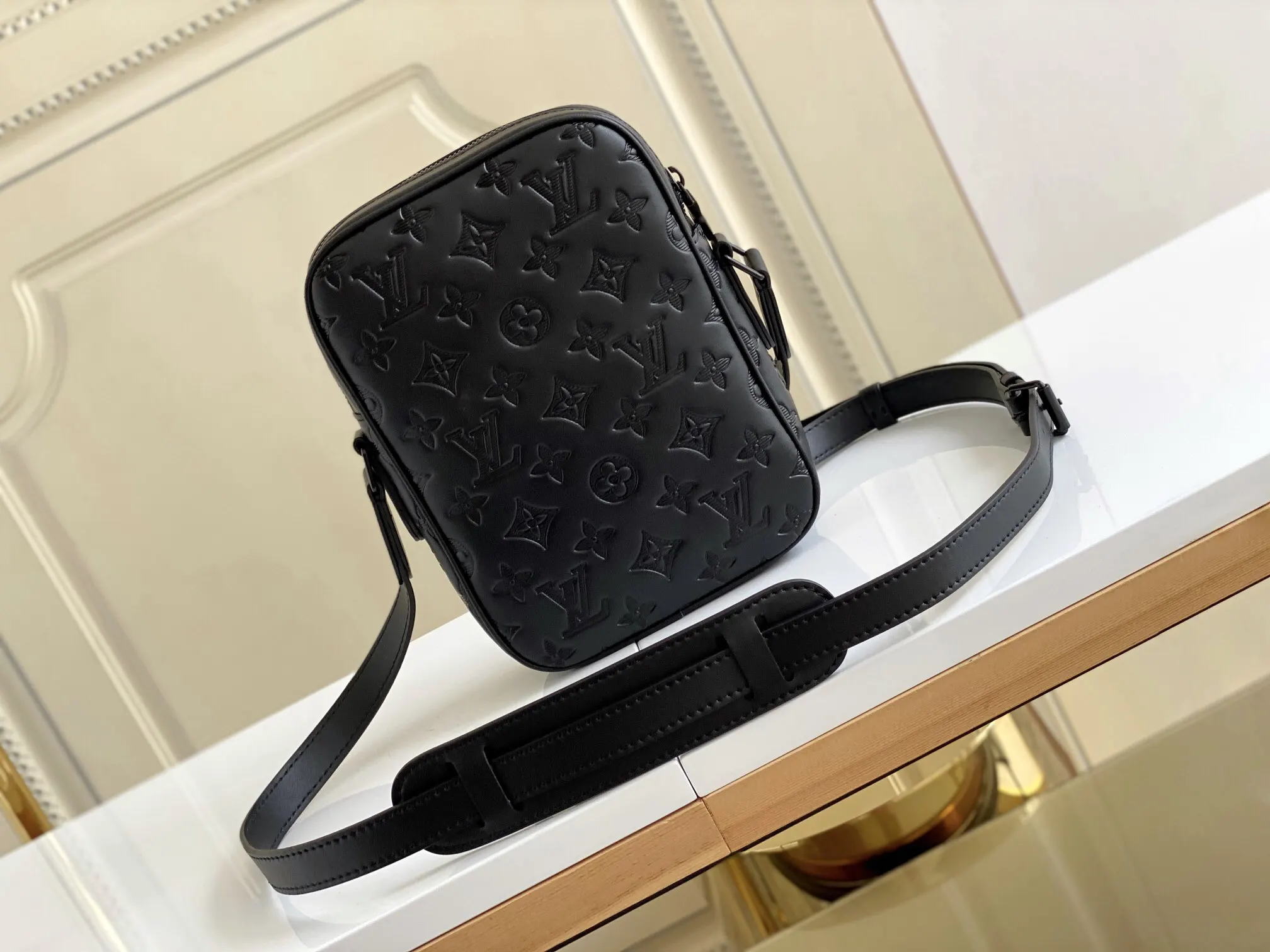 LV 黑色压纹竖款斜挎包 休闲小包款｜ORBUYBAG 岚奢包高端时尚精品