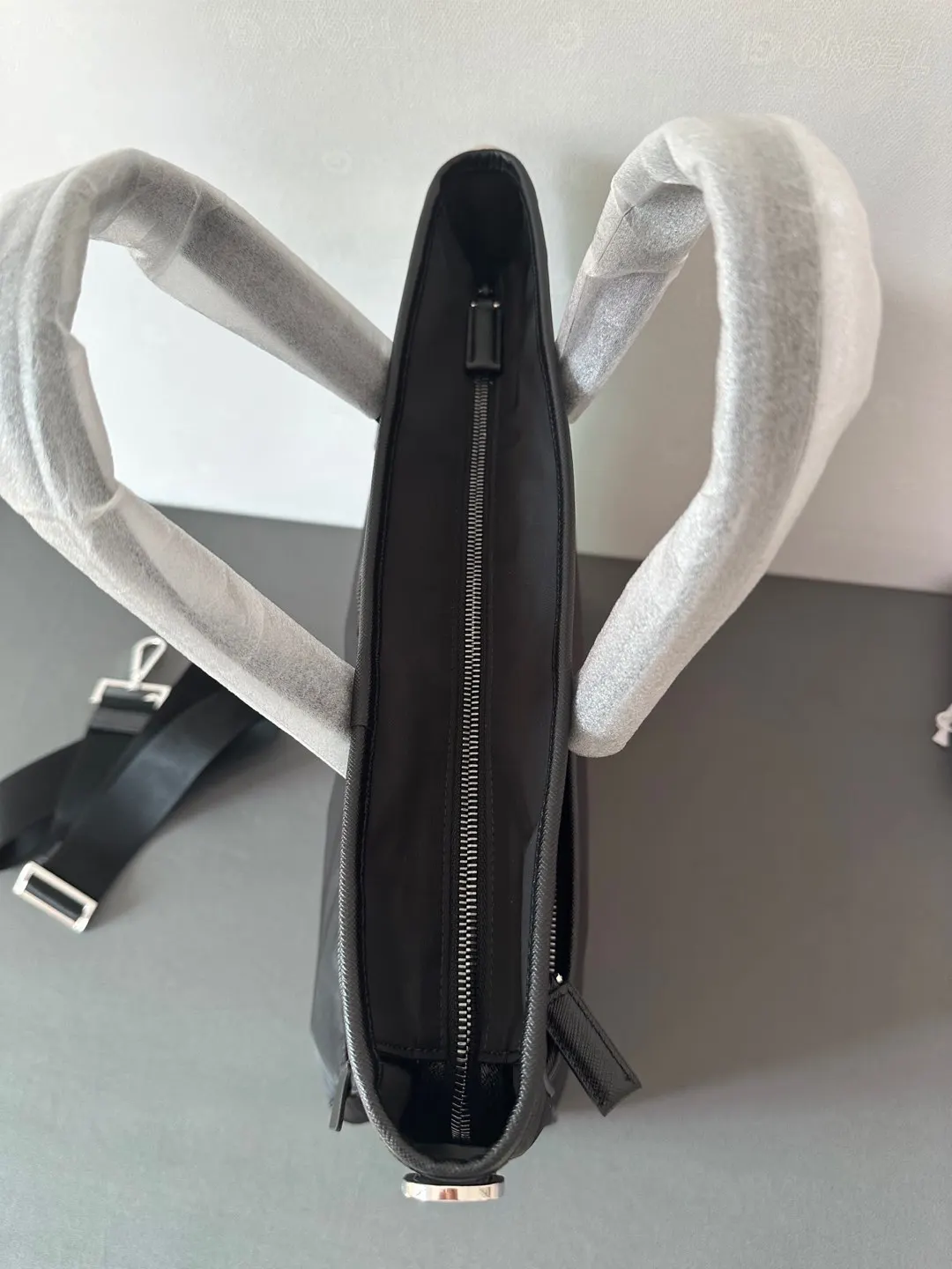Prada 牛皮 纯 功能性Re Nylon再生尼龍与Safflano 托特包 大容量托特款