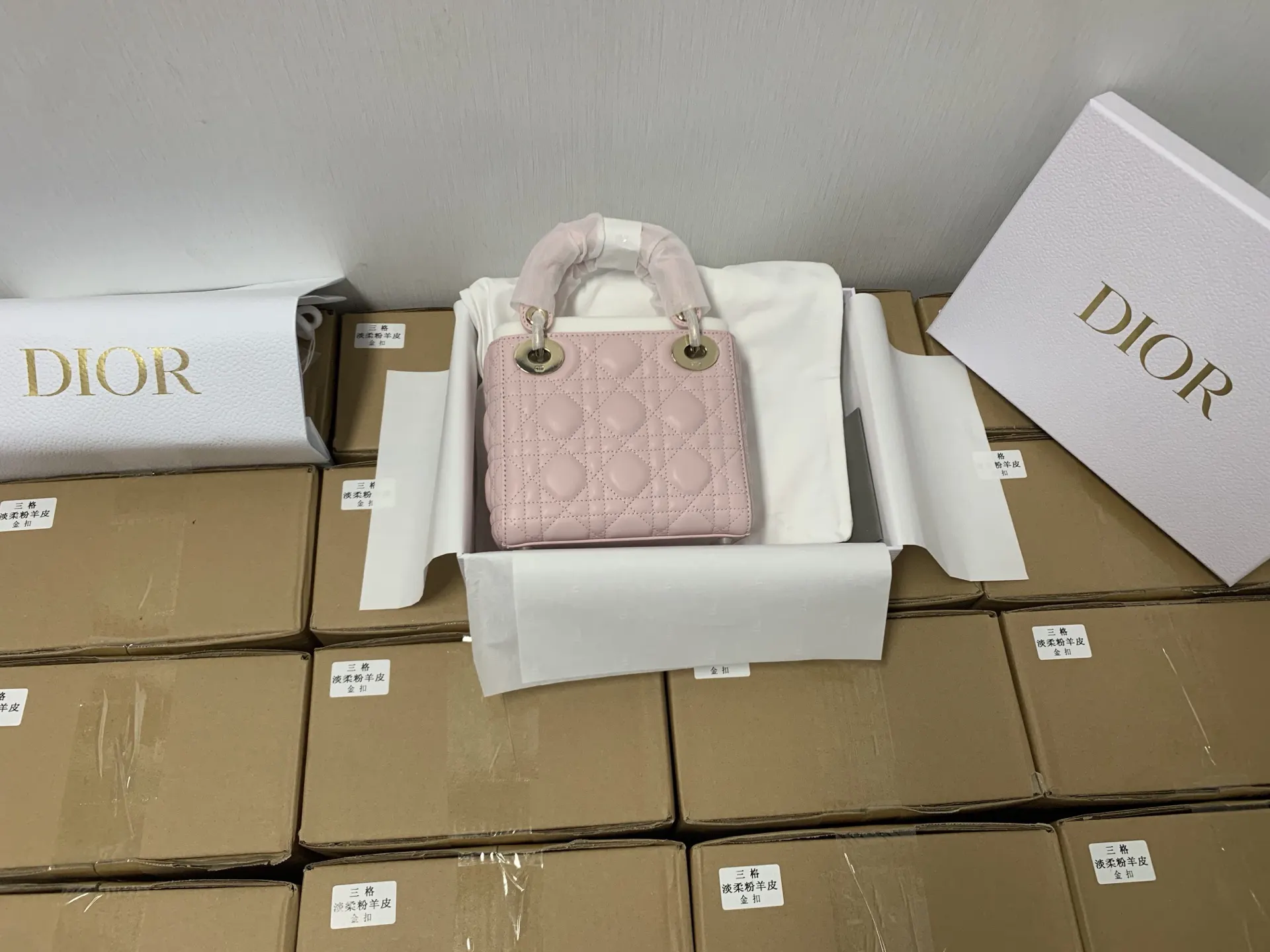 羊皮 三格新色淡柔粉羊皮金扣 水桶包 休闲水桶款