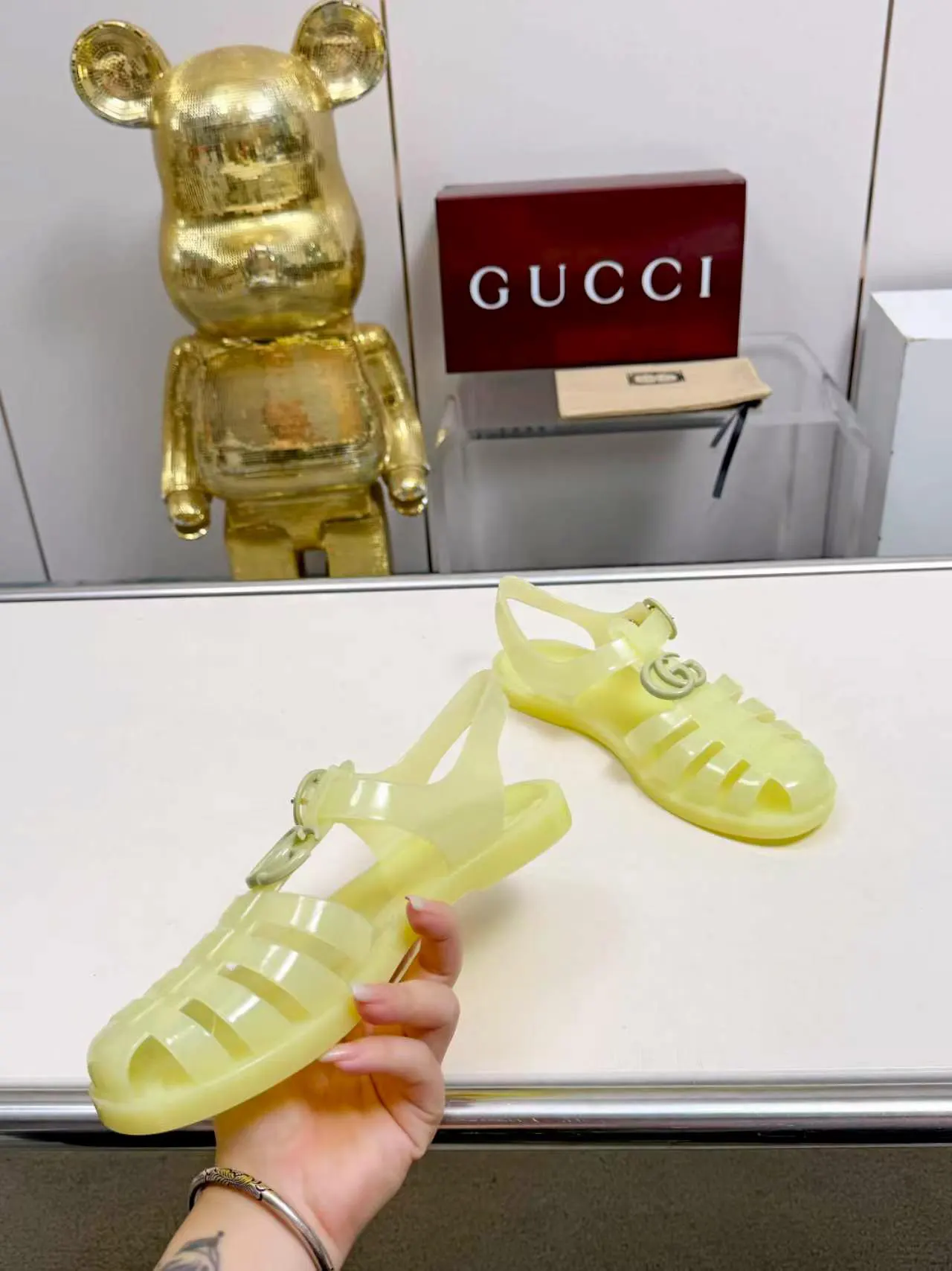 Gucci 透明果冻凉鞋 黄色休闲款