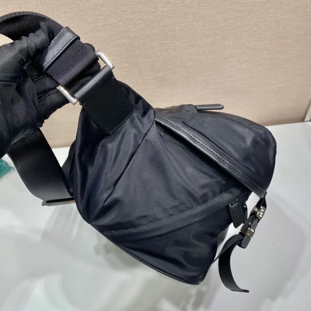 PRADA 2VH991A Re-Nylon尼龙 Saffiano十字纹牛皮 三角标 邮差包 通勤百搭款