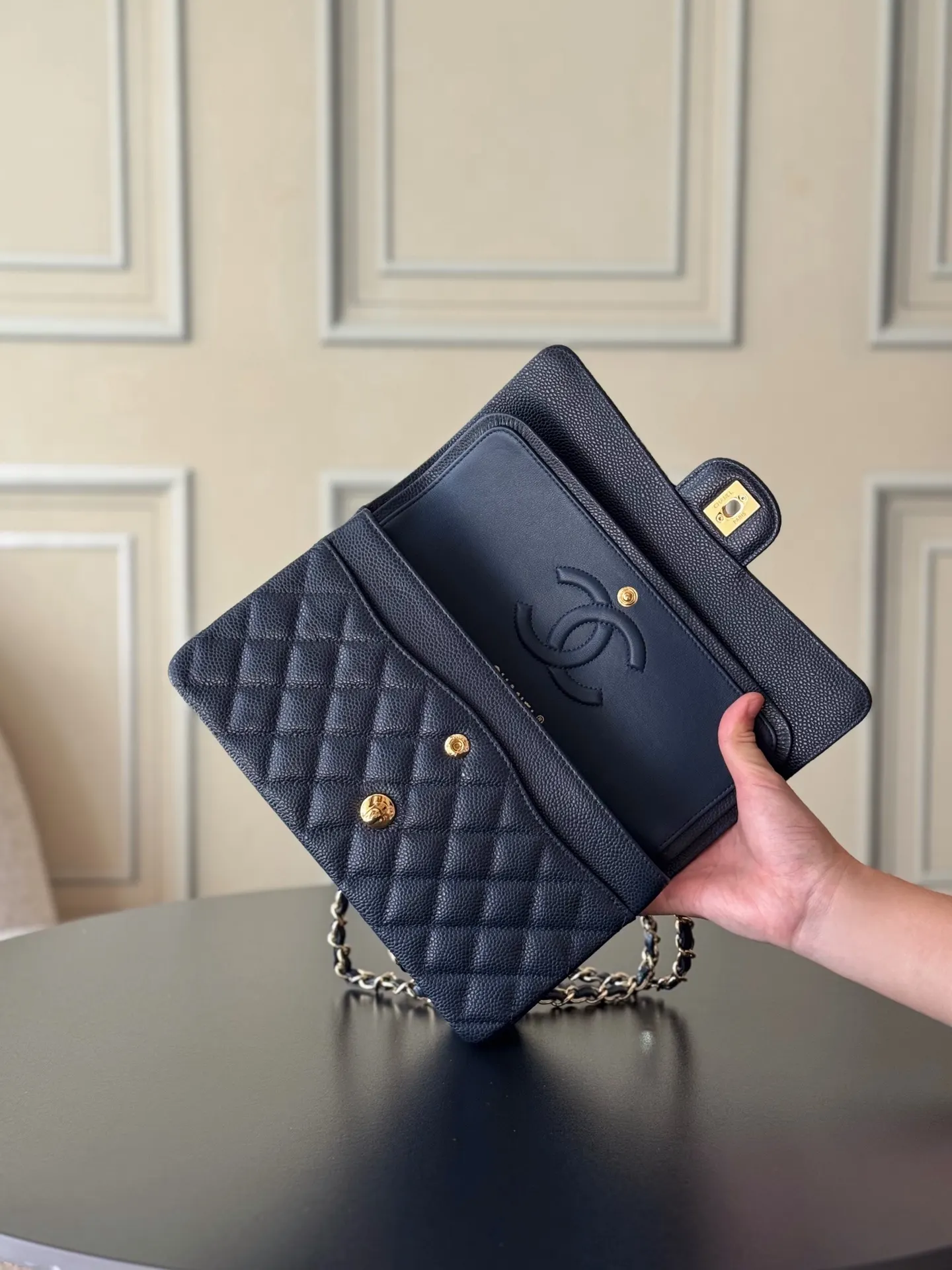 Chanel 深藍色魚子醬牛皮翻蓋鏈條包 金扣