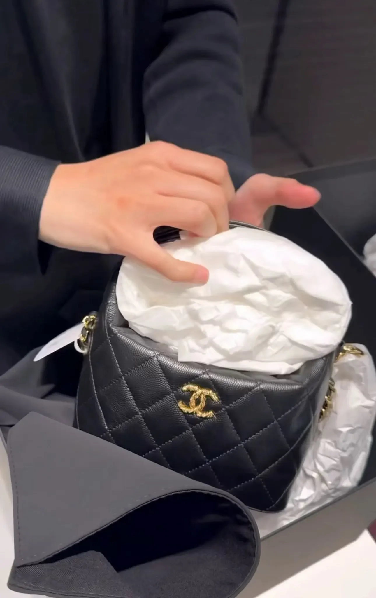 Chanel 黑色牛皮Hobo腋下包 金扣