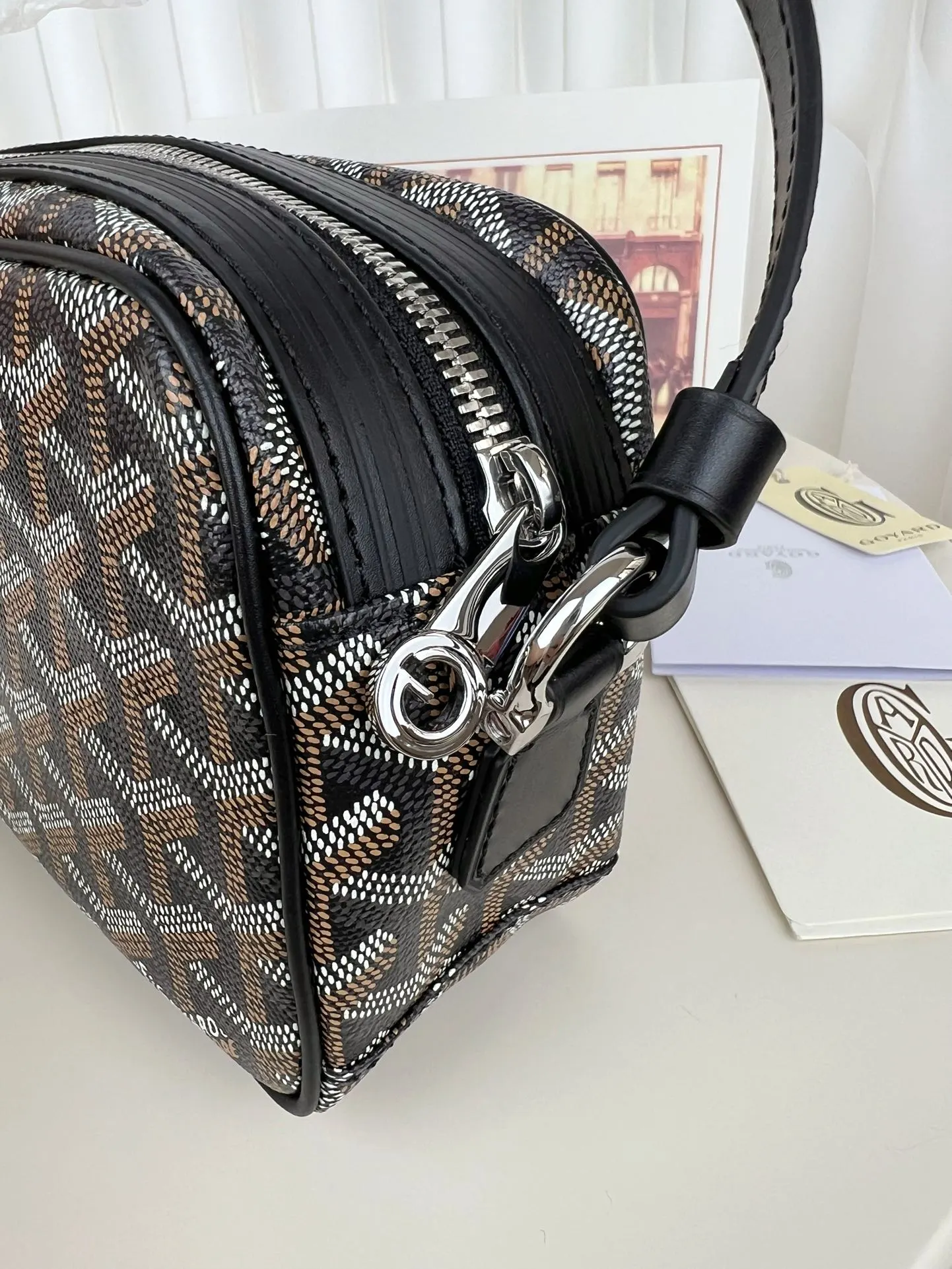 Goyard 戈雅 CapVert 相机包 ☼ 既高颜值又 斜背包 輕便斜挎款(數字9) Goyard 戈雅 CapVert 相机包 ☼ 既高颜值又 斜背包 輕便斜挎款(數字9)