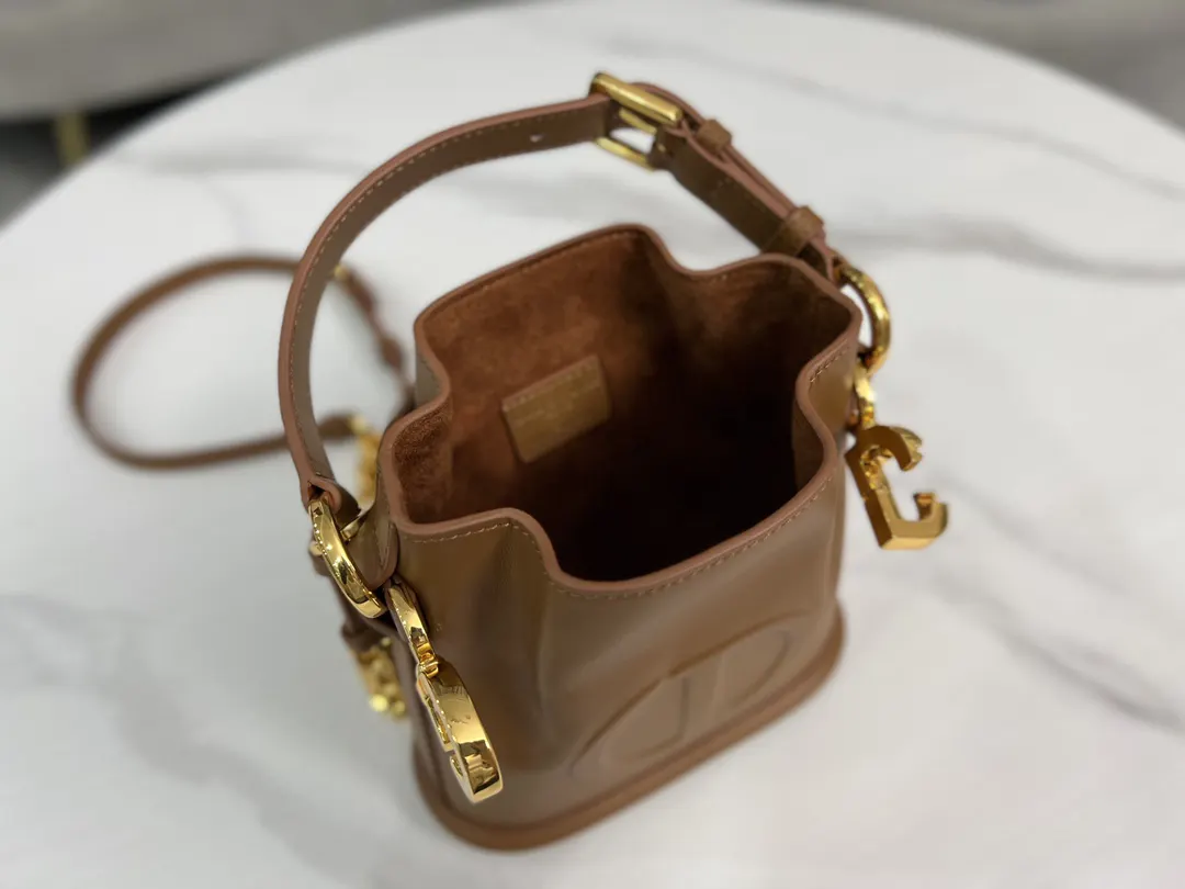 Dior 棕色牛皮水桶包 手提斜挎款