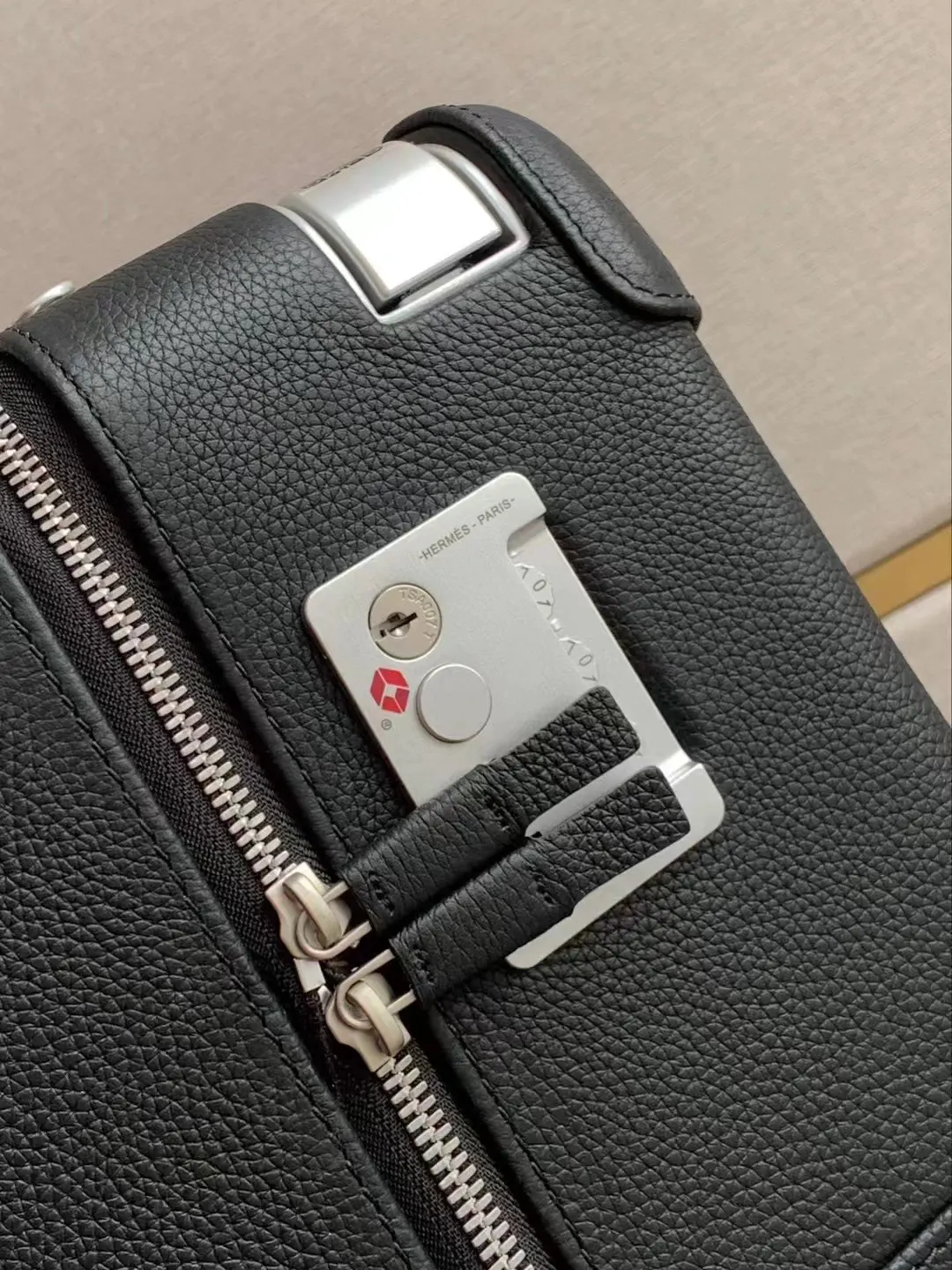 紅色 帆布 某马仕R S行李箱 有点东西在身上 旅行拉杆款 輕便出行款(數字9) 紅色 帆布 某马仕R S行李箱 有点东西在身上 旅行拉杆款 輕便出行款(數字9)