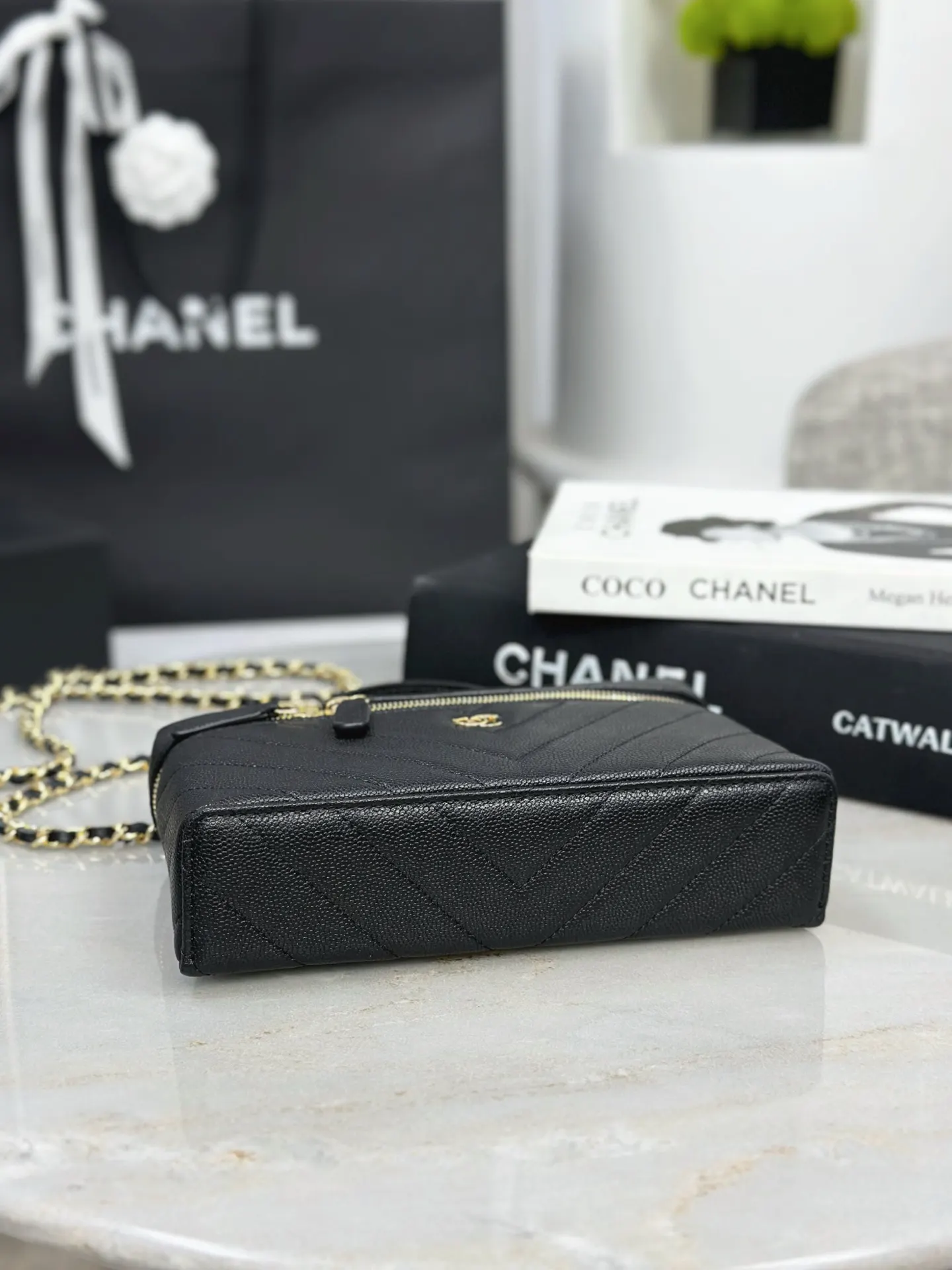 CHANEL 19 Bag 黑色荔枝纹牛皮链条包 翻盖款