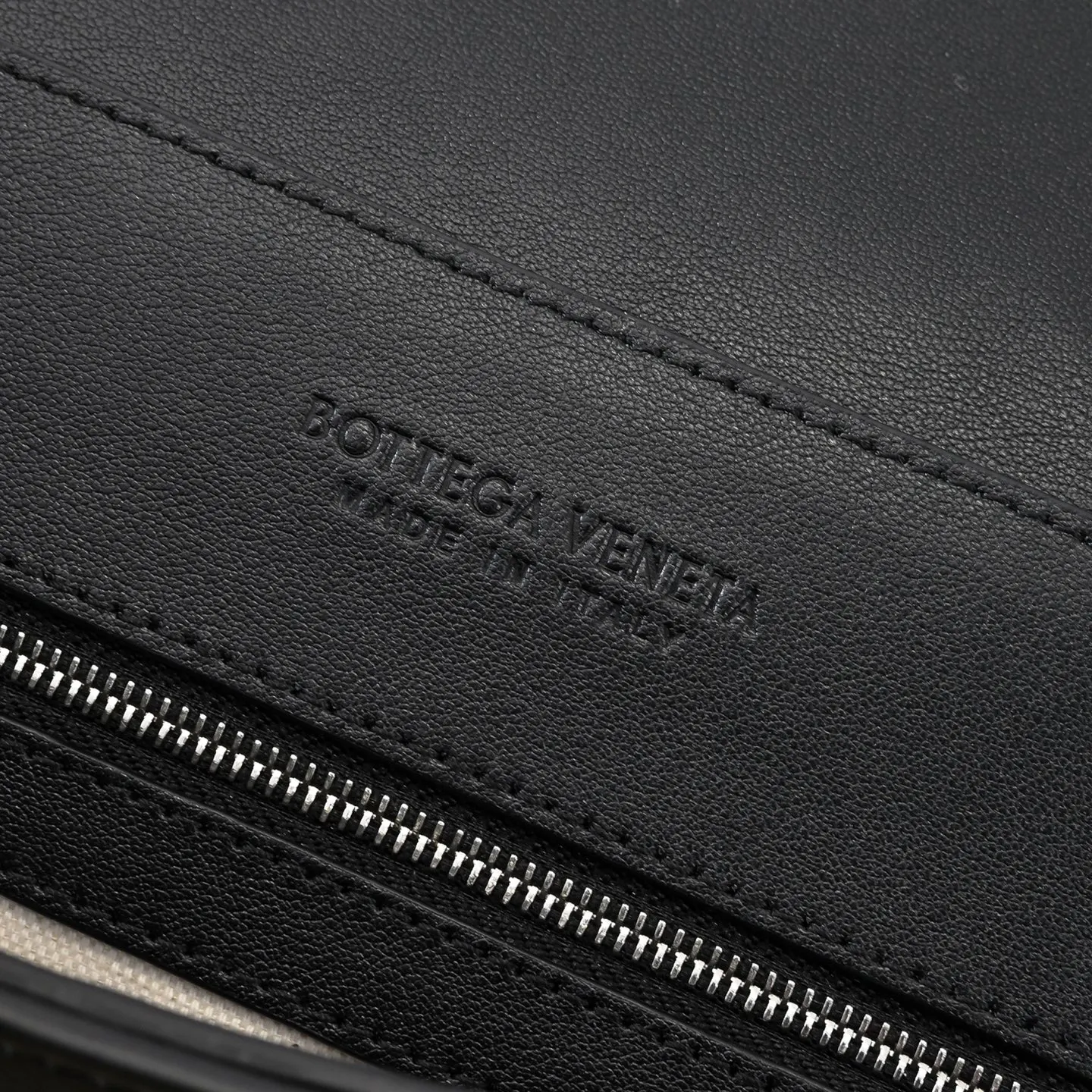 Bottega Veneta 小牛皮 斜背包 輕便斜挎款(數字8) Bottega Veneta 小牛皮 斜背包 輕便斜挎款(數字8)