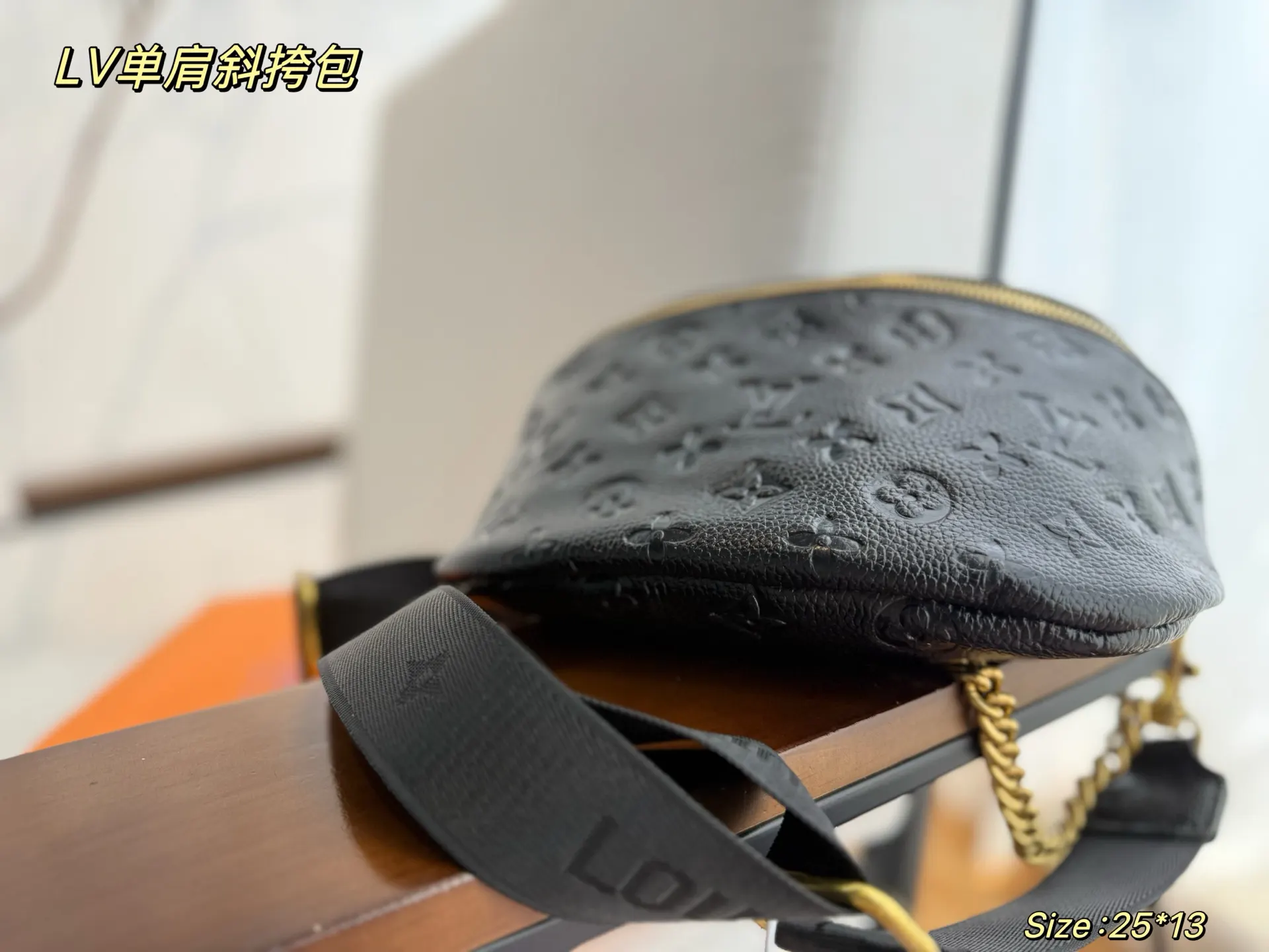 LV 黑色 装 Bu ag全皮压花黑色 最近 火的Bum 斜挎包 轻便斜挎款