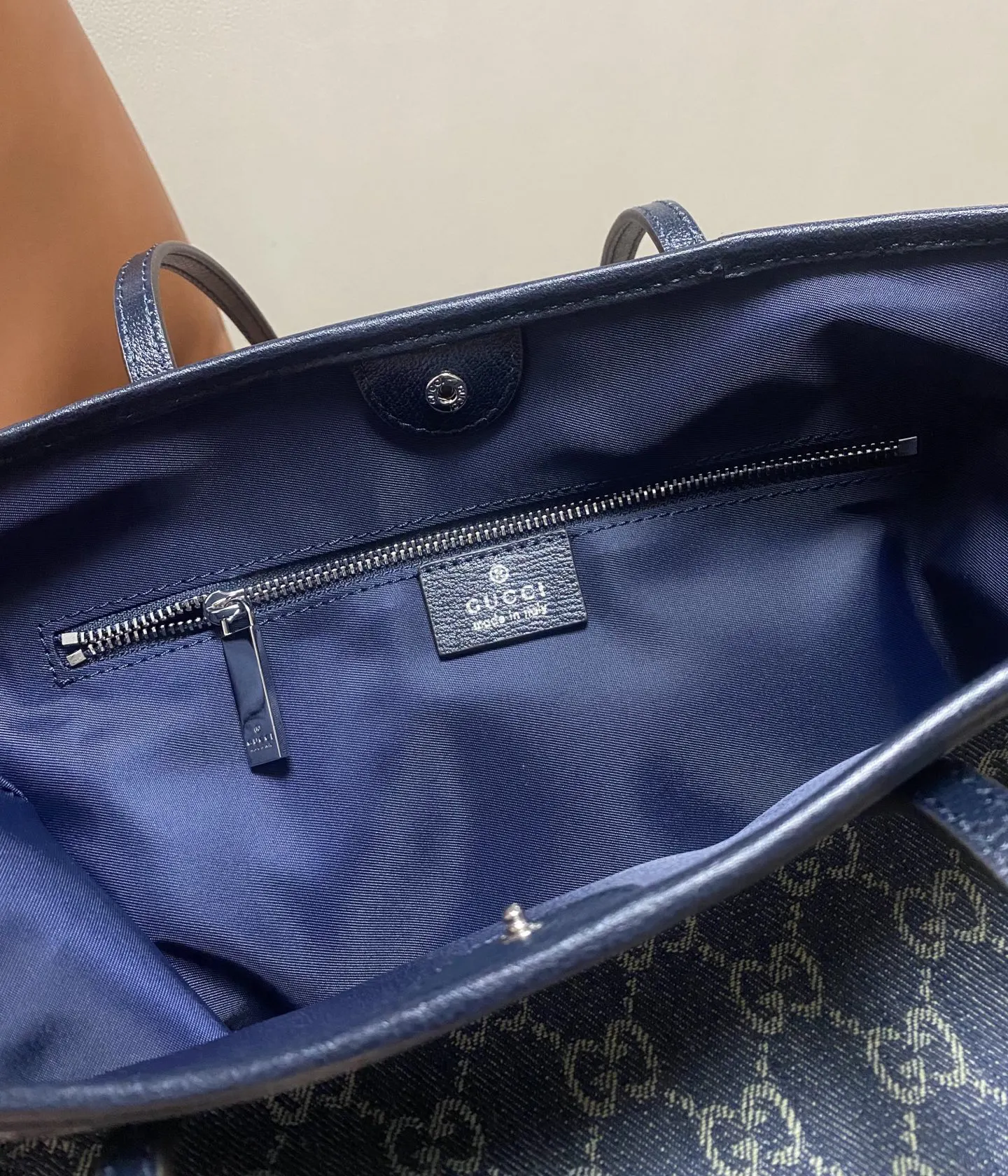Gucci 帆布 GG涂层帆布与织带的搭 为精致的造型增添了标志性的点 托特包 大容量托特款
