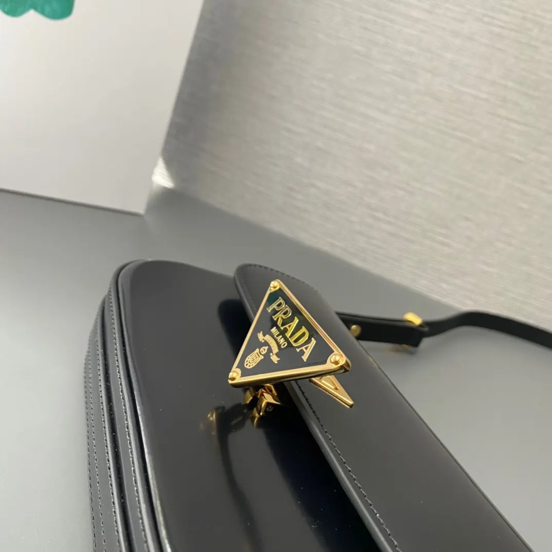 Prada 牛皮 三角标 斜挎包