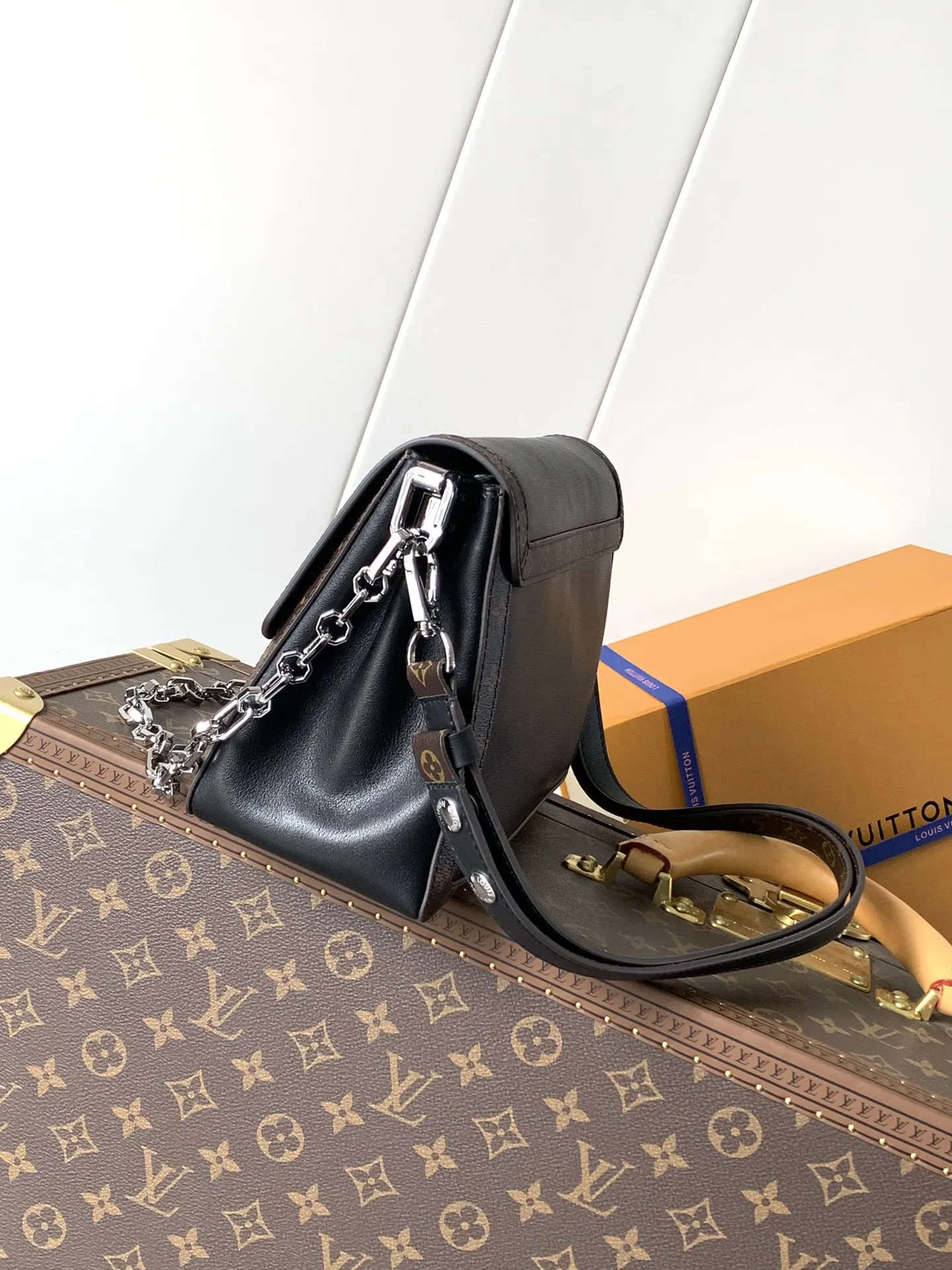 LV 牛皮 字母跃现于翻盖之上 与可拆卸链条相映成趣 链条包 精致链条款