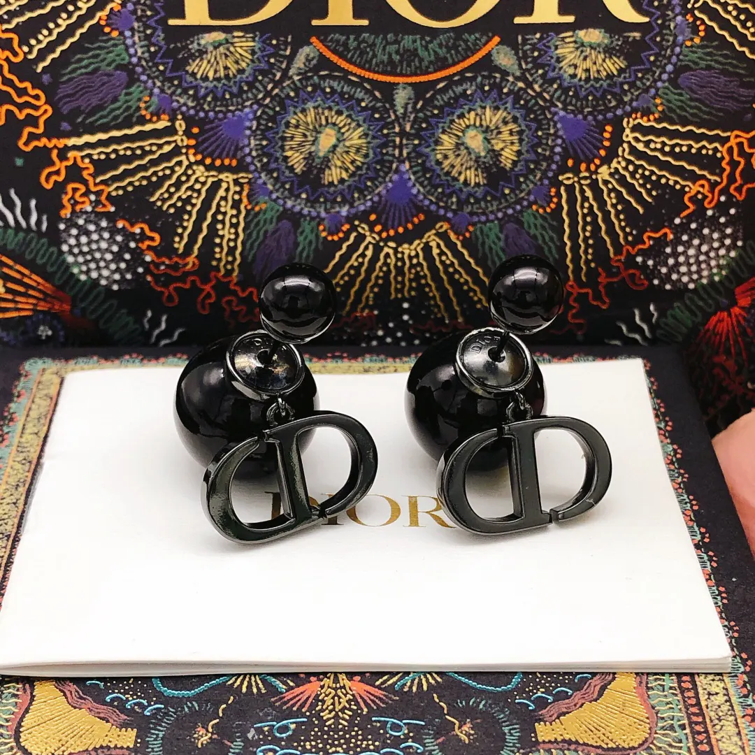 Dior 黑色 珍珠 CD 字母 耳钉 小巧点缀 耳飾(數字9) Dior 黑色 珍珠 CD 字母 耳钉 小巧点缀 耳飾(數字9)