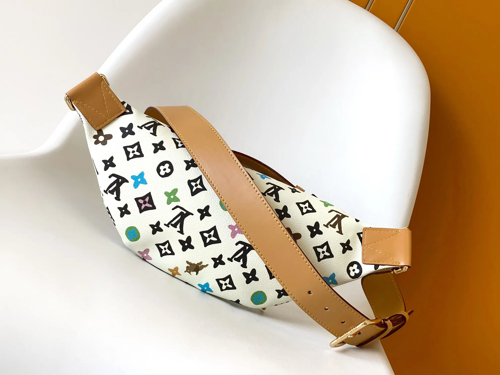 LV fanny pack, casual breast bag Image 2 LV fanny pack, casual breast bag Image 2