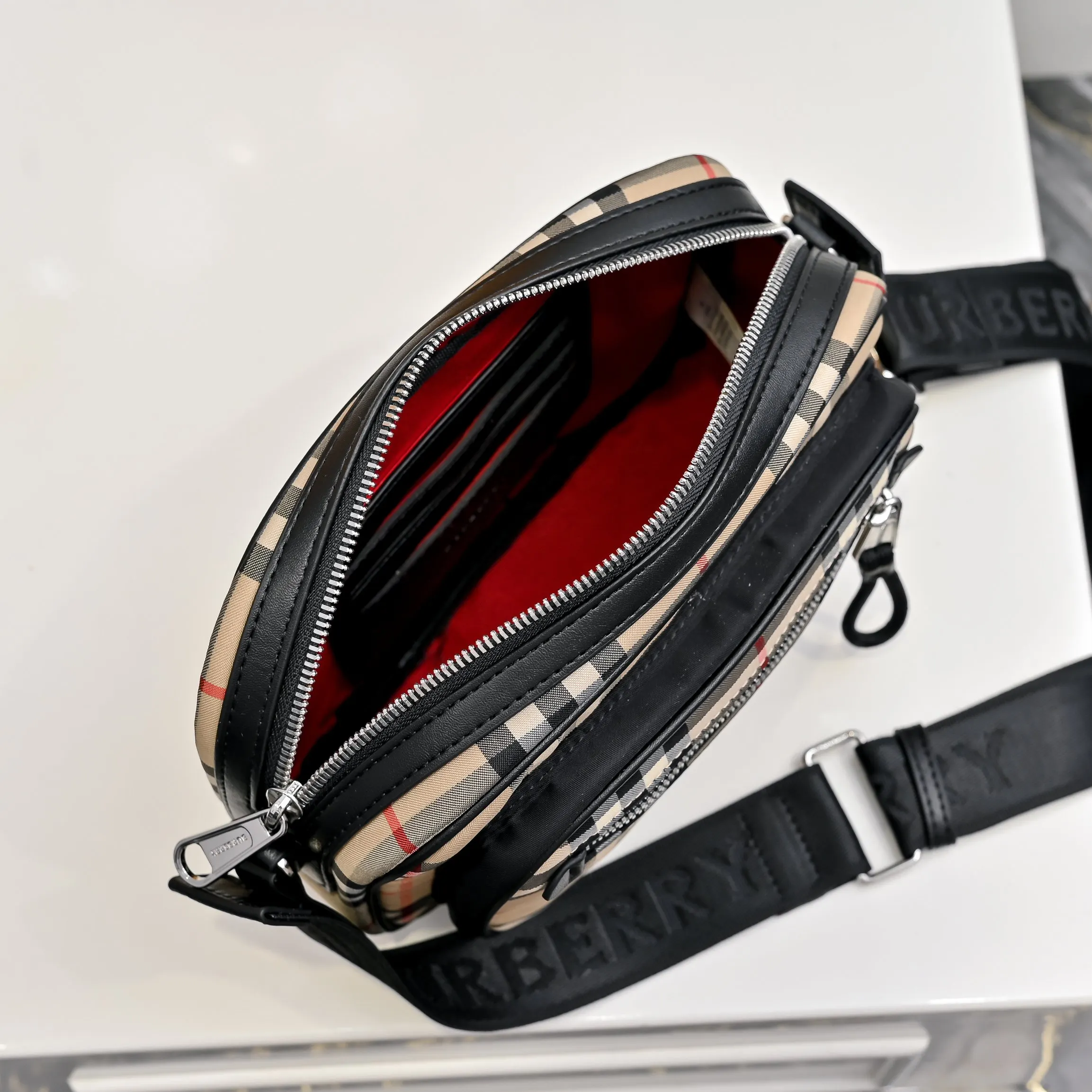 Burberry 帆布 巴宝莉男士單肩 經典男士 完美 采用进口 面料 單肩包 日常單肩背款(數字9) Burberry 帆布 巴宝莉男士單肩 經典男士 完美 采用进口 面料 單肩包 日常單肩背款(數字9)