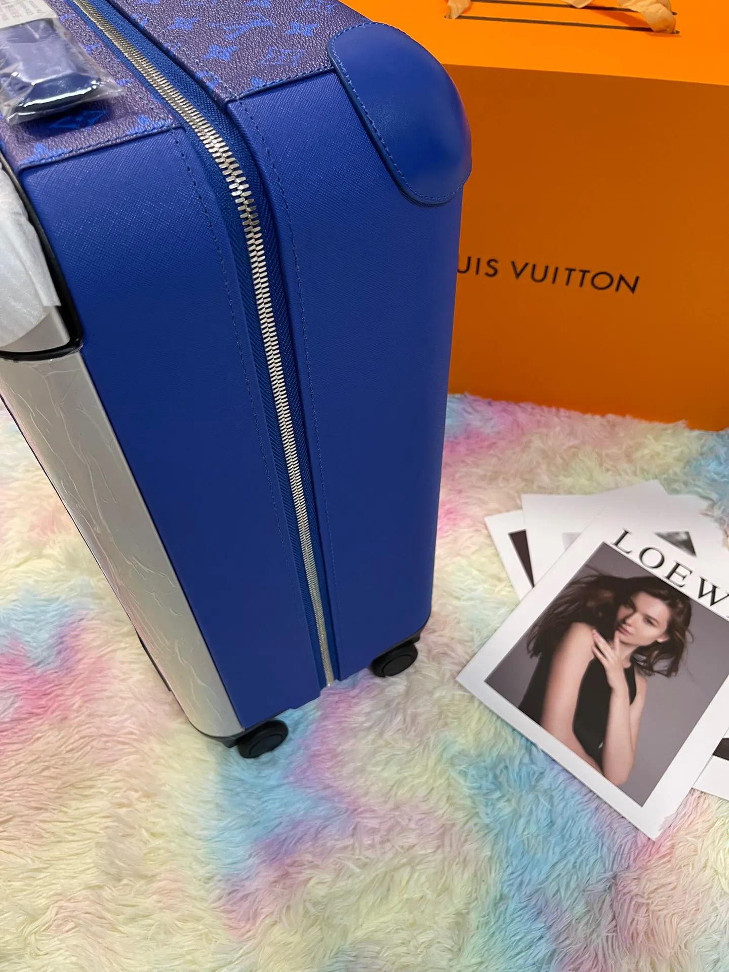 LV 银色 帆布 工业设计行业翘楚 Marc Newson 为 行李箱 旅行拉杆款 轻便出行款