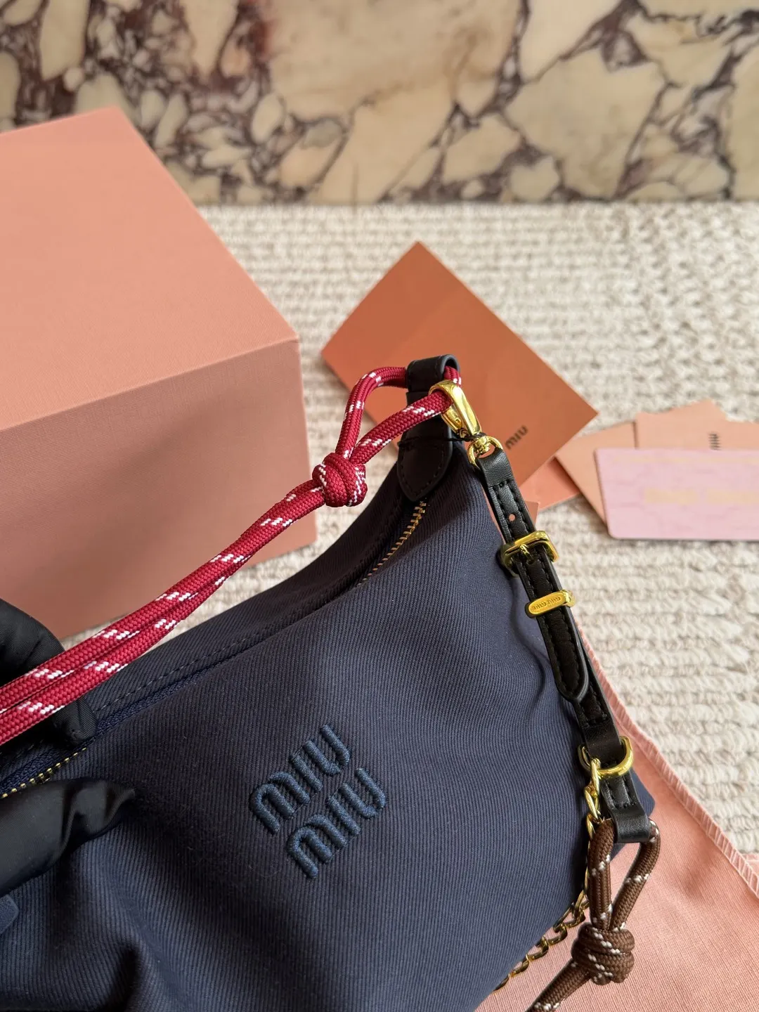 Miu 帆布 miumiu饭盒包 miumiu 这包时髦又能装 饭 手拿包 精致手拿款(數字9) Miu 帆布 miumiu饭盒包 miumiu 这包时髦又能装 饭 手拿包 精致手拿款(數字9)