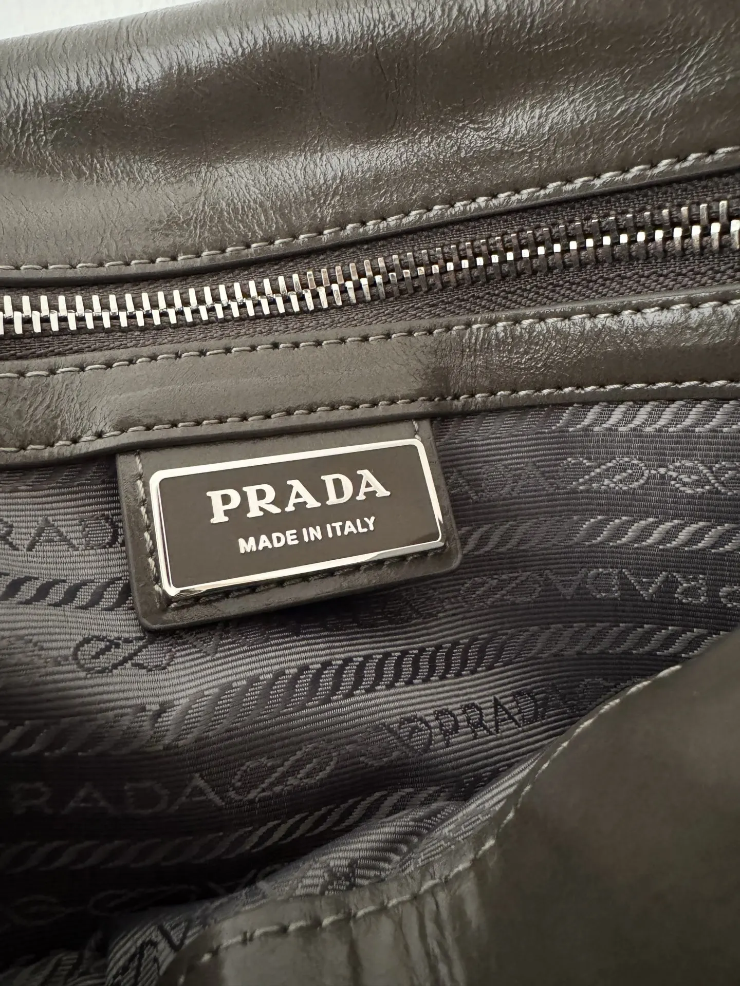 PRADA 皮革 三角标 邮差包 通勤百搭款