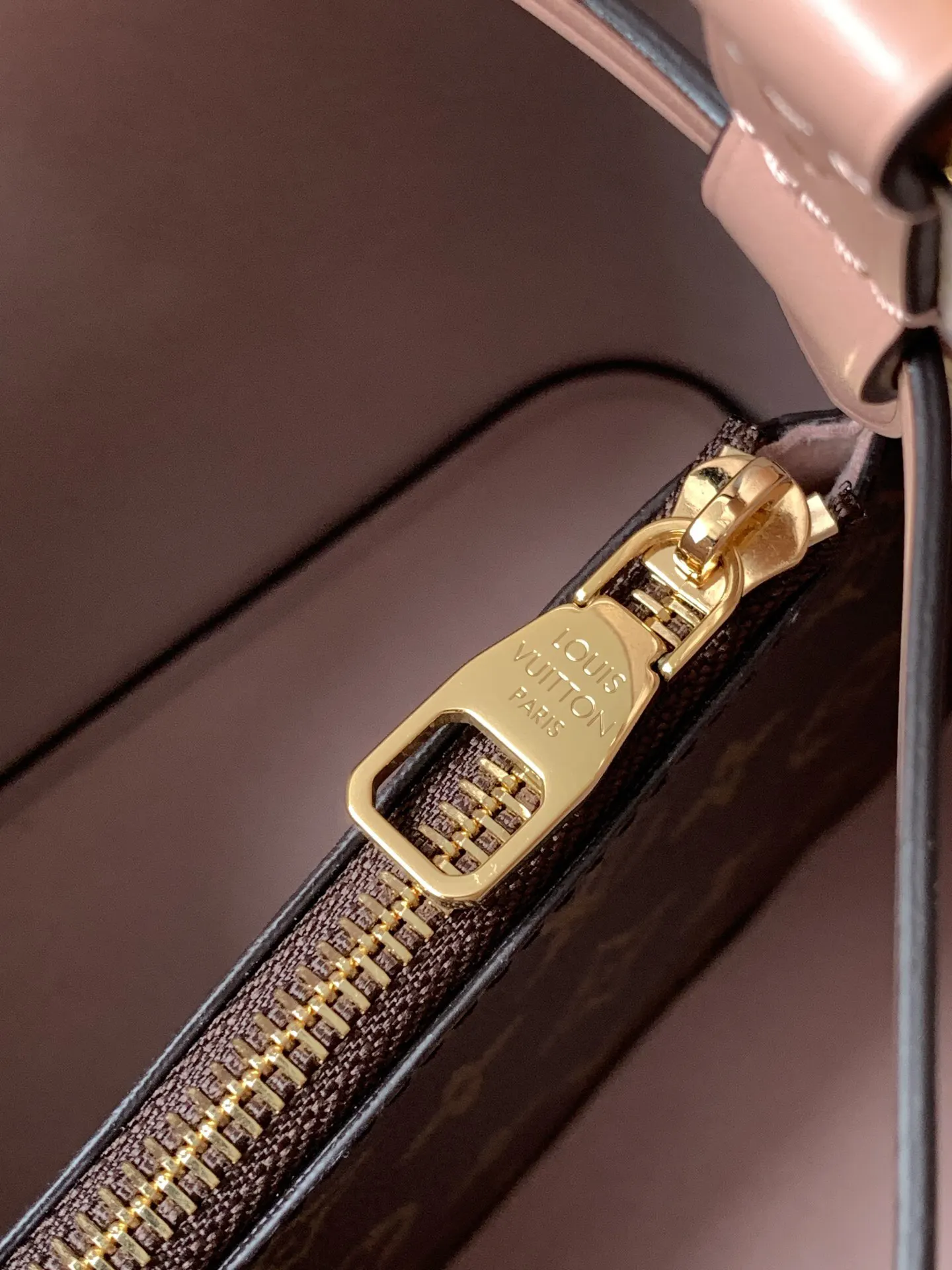 LV 牛皮 Monogram 涂层帆布一光滑牛皮饰边一超细纤维内 水桶包 休闲水桶款