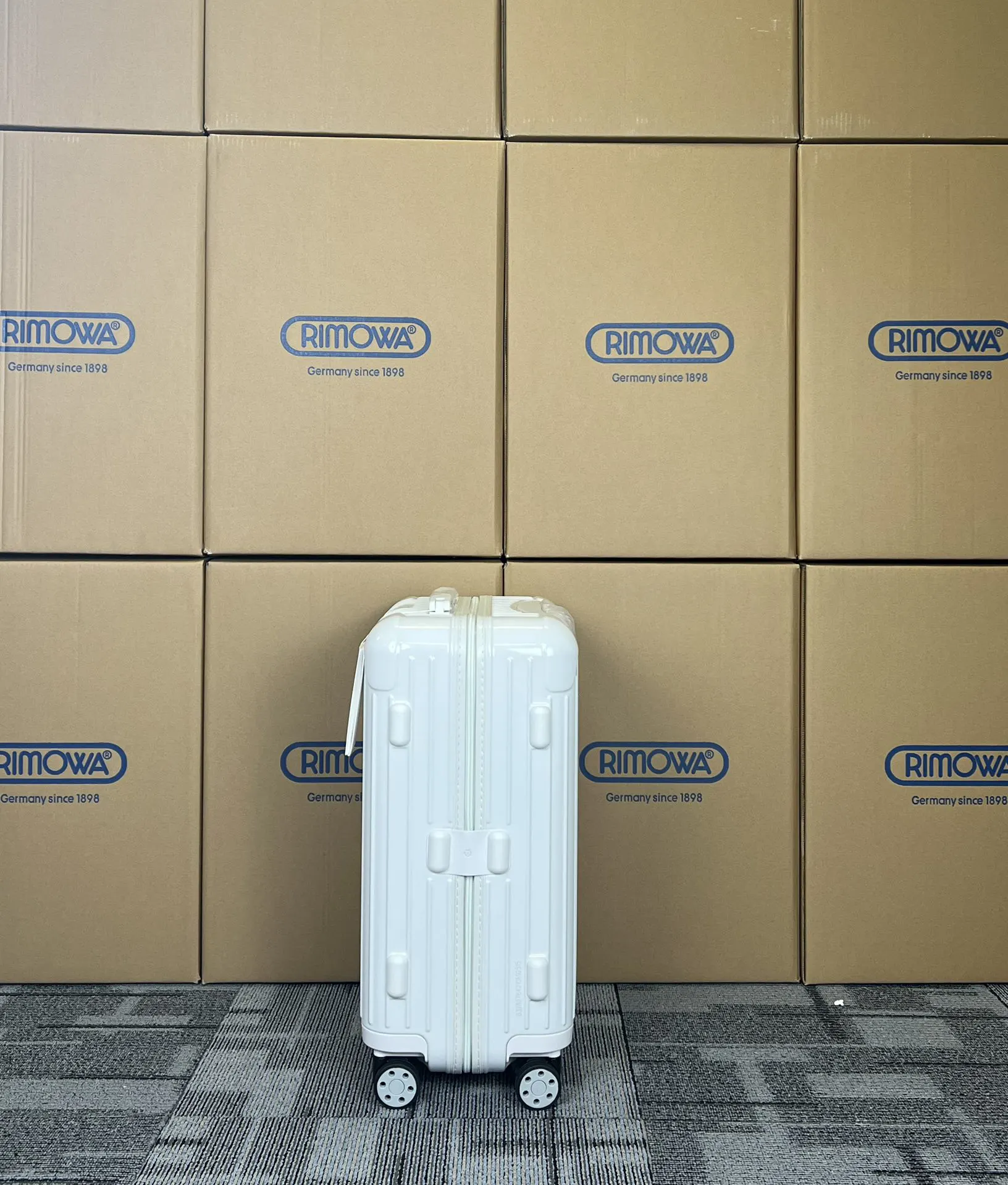 White Suitcase Travel Lightweight Image 6 White Suitcase Travel Lightweight Image 6