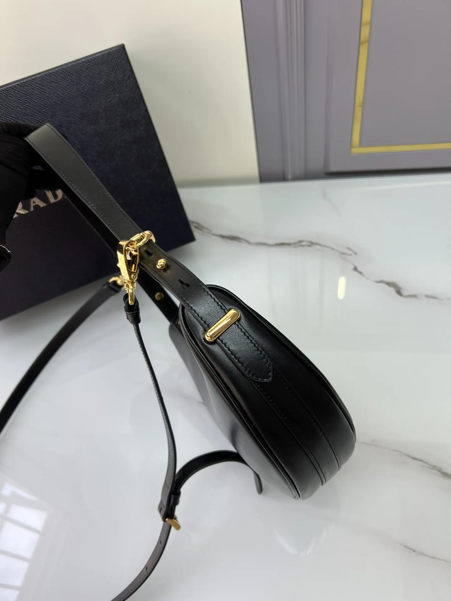 Prada 牛皮 羊皮 双肩背包 轻便实用
