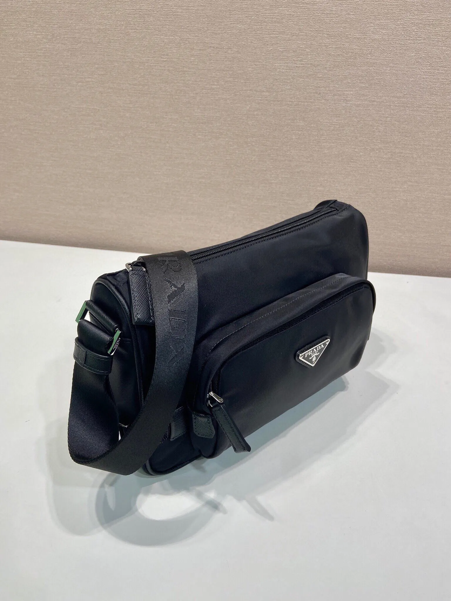 Prada Re-Nylon 尼龙 Saffiano十字纹牛皮 三角标 邮差包 斜挎包