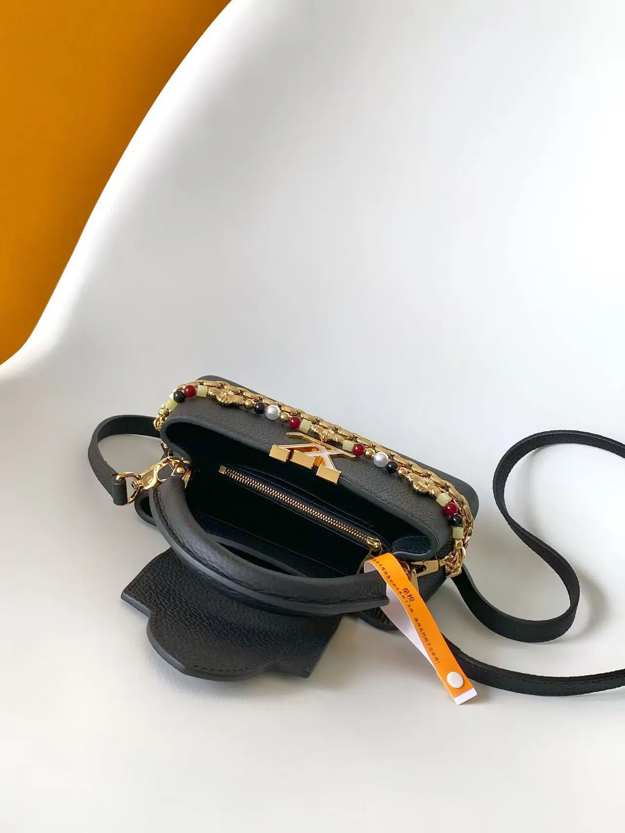 LV Capucines 黑色 棕色 牛皮 鏈條包 精致鏈條款(數字9) LV Capucines 黑色 棕色 牛皮 鏈條包 精致鏈條款(數字9)