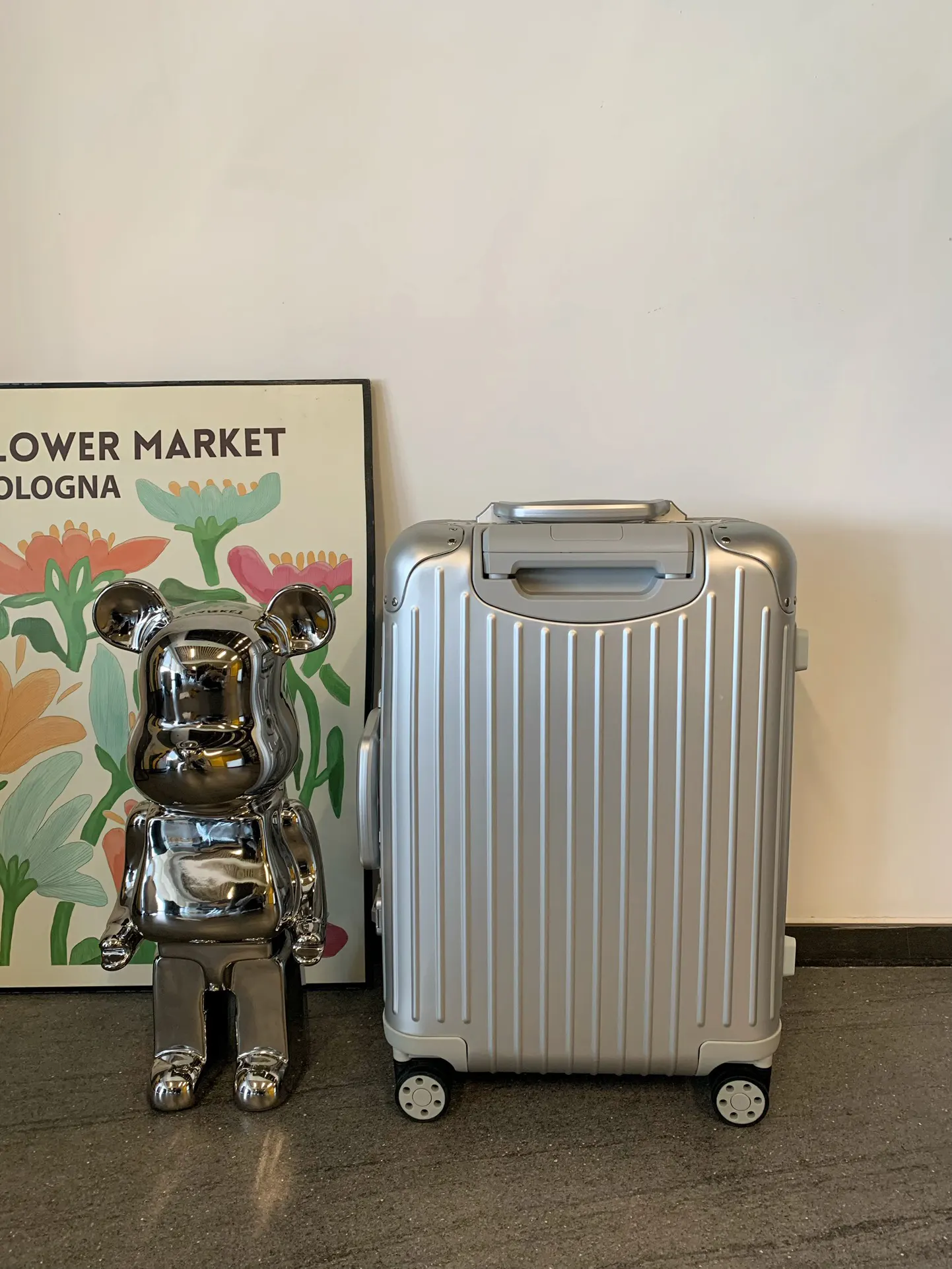 Rimowa Silver Suitcase Travel Lightweight Image 2 Rimowa Silver Suitcase Travel Lightweight Image 2