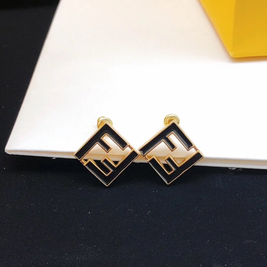 Fendi 黑色 耳钉 小巧点缀款