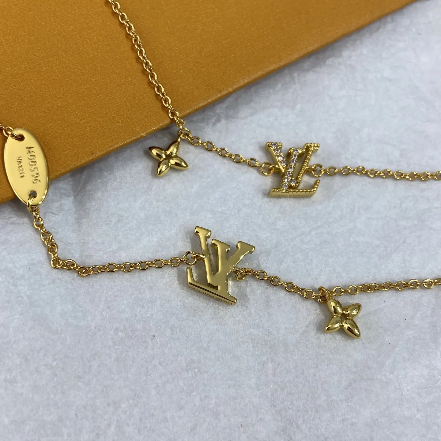 LV Logo 手链 日常叠戴款