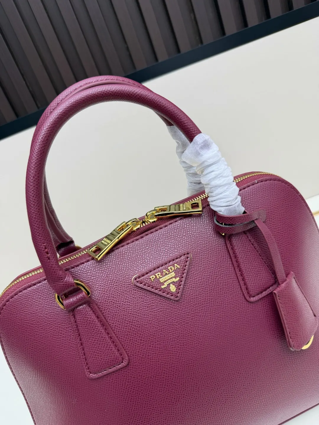 Prada Saffiano 十字纹牛皮 Logo 手提包