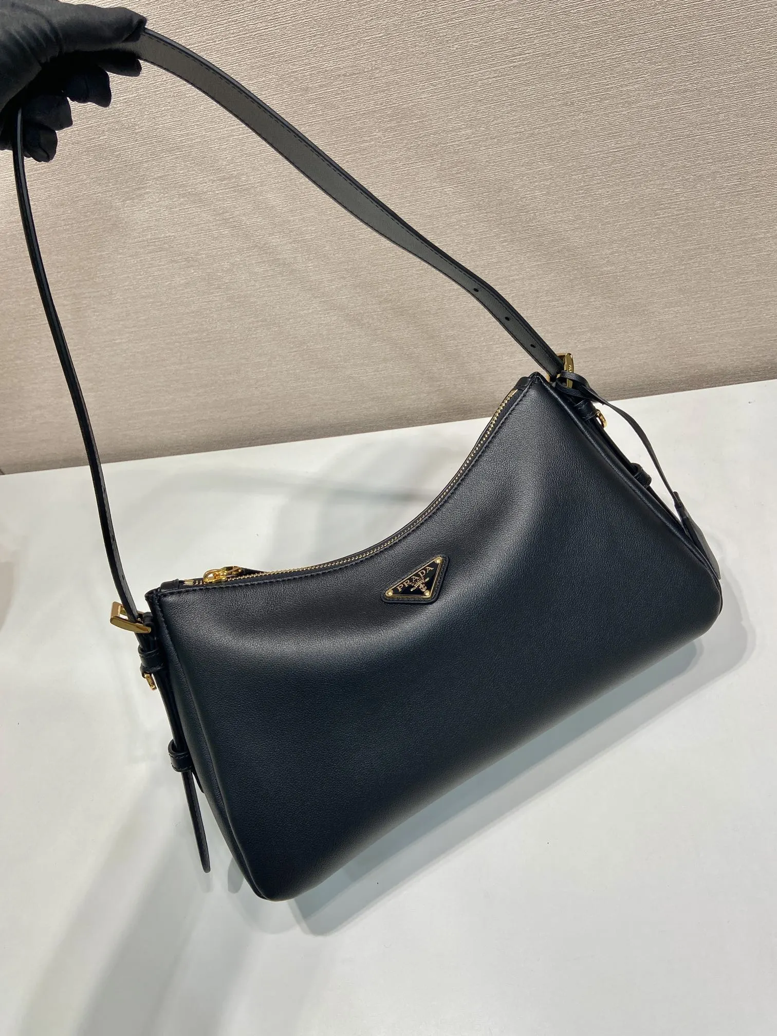 PRADA 牛皮 三角标 腋下包 日常通勤款