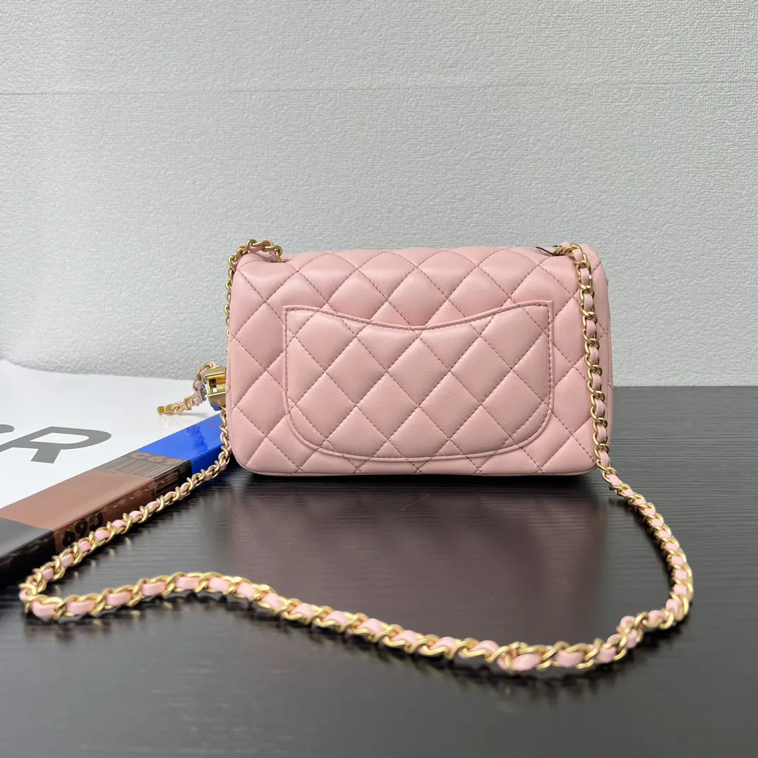 CHANEL 粉色小羊皮菱格链条包 迷你款