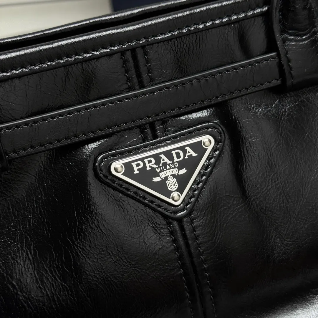 PRADA 斜挎包 日常通勤款
