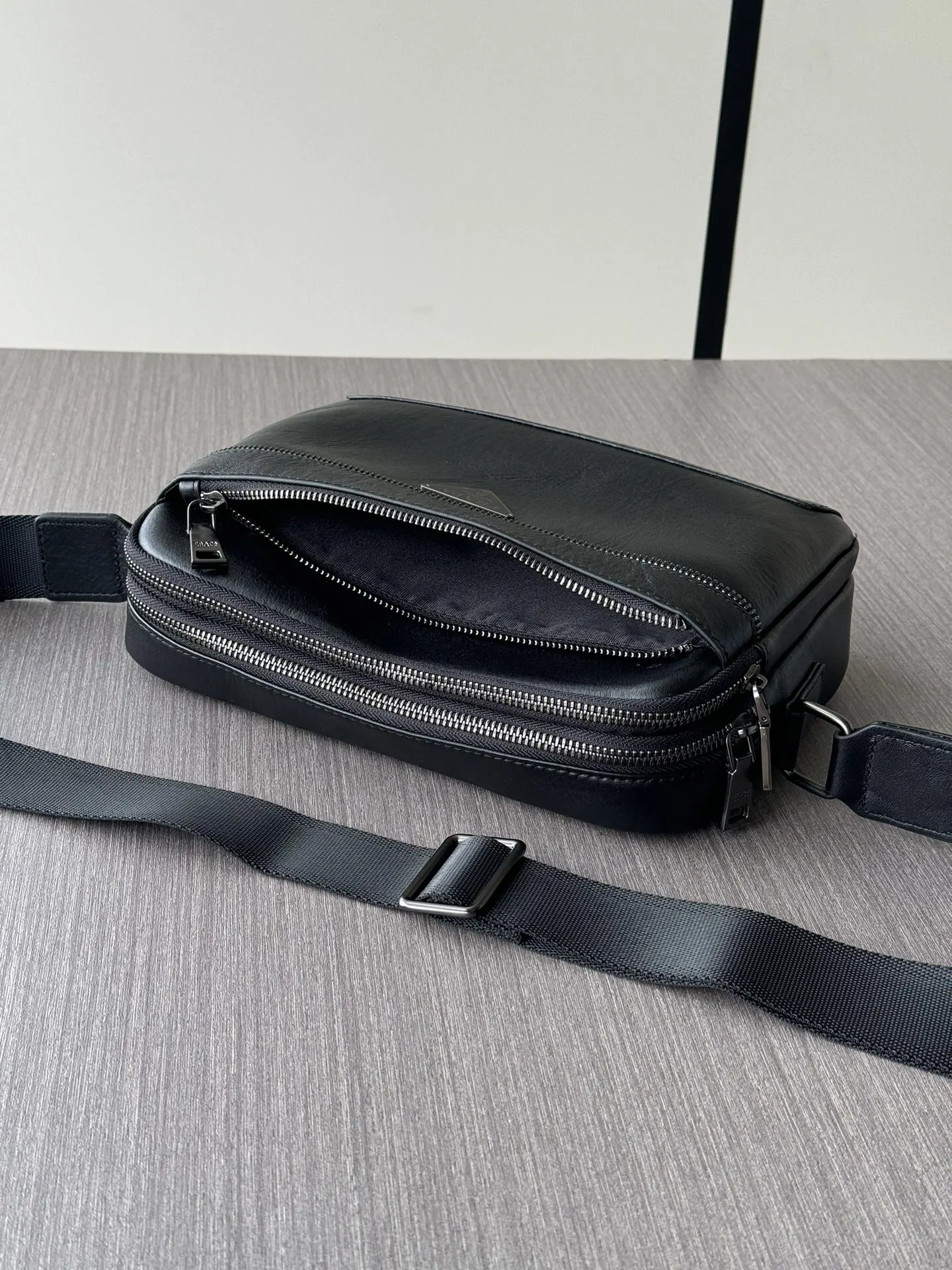 Prada 黑色 牛皮 Logo 斜挎包