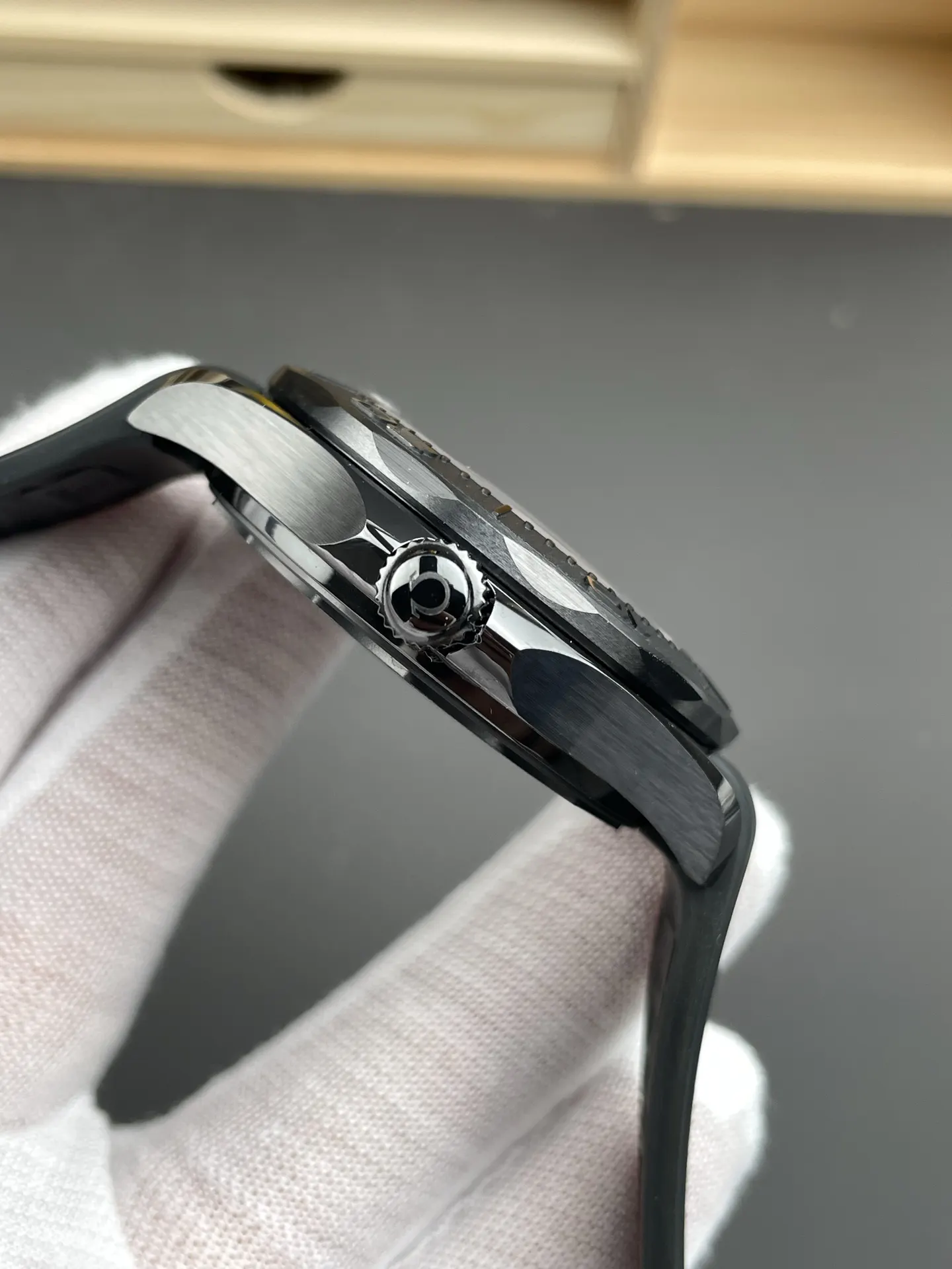 菲达出品 VS 墨黑海马 版 手表 经典腕表款
