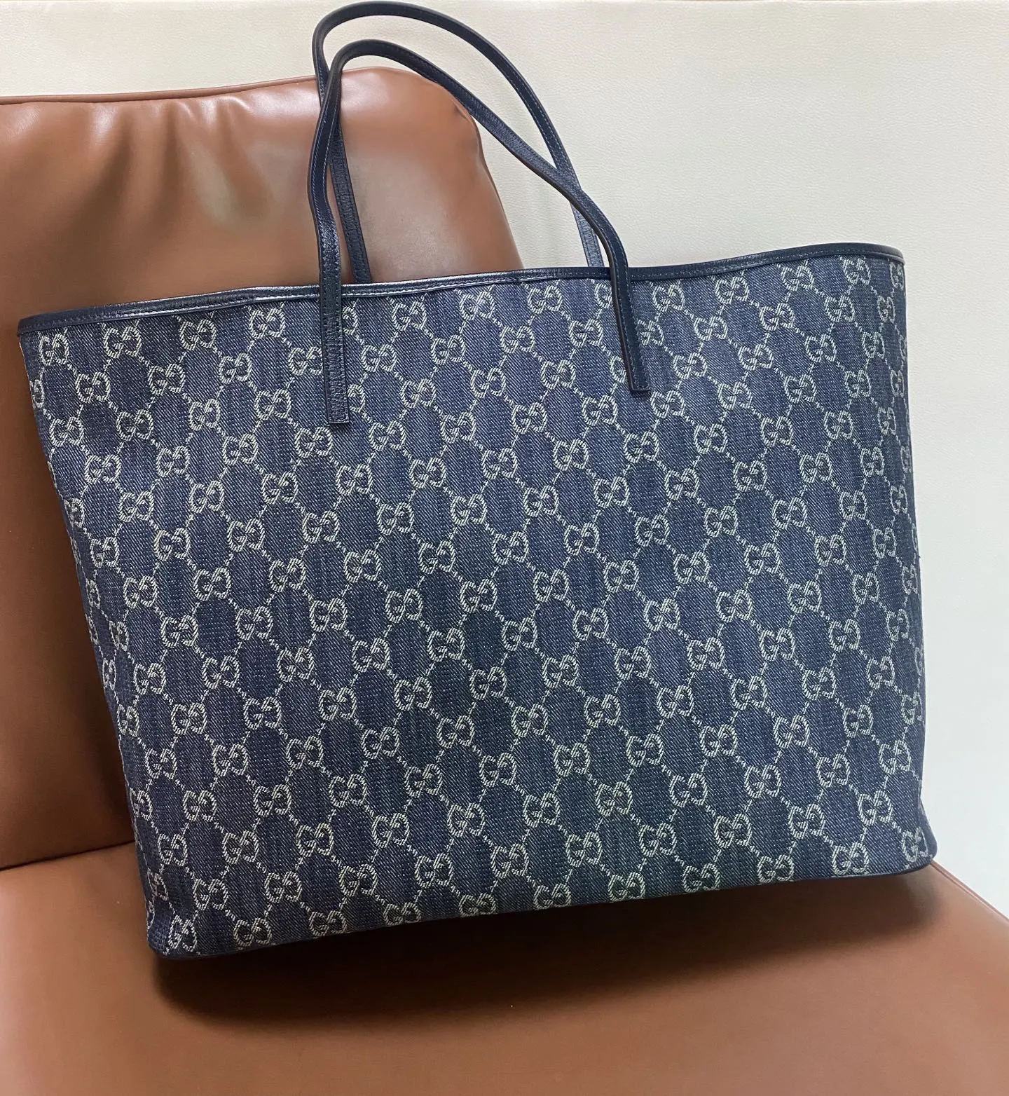 Gucci 帆布 GG涂层帆布与织带的搭 为精致的造型增添了标志性的点 托特包 大容量托特款