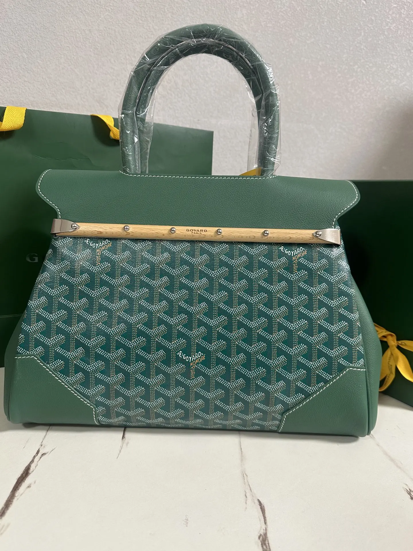 Goyard 小牛皮 无论包是打开还是合上 在内还是在外 它都能与女性生活 托特包 大容量托特款